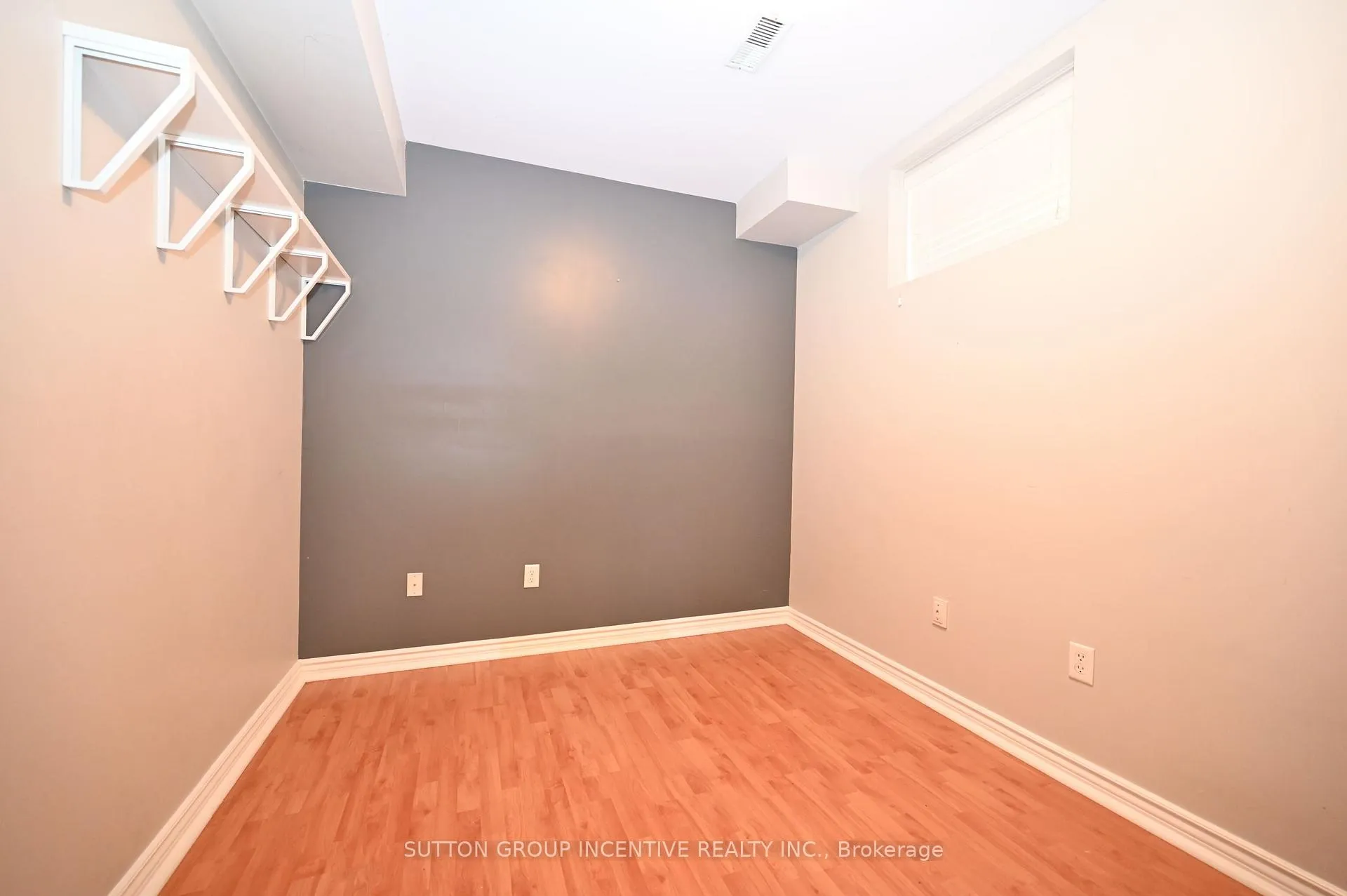 Photo 24 of 28 Silvercreek Crescent, Barrie, Ardagh — HOMEH