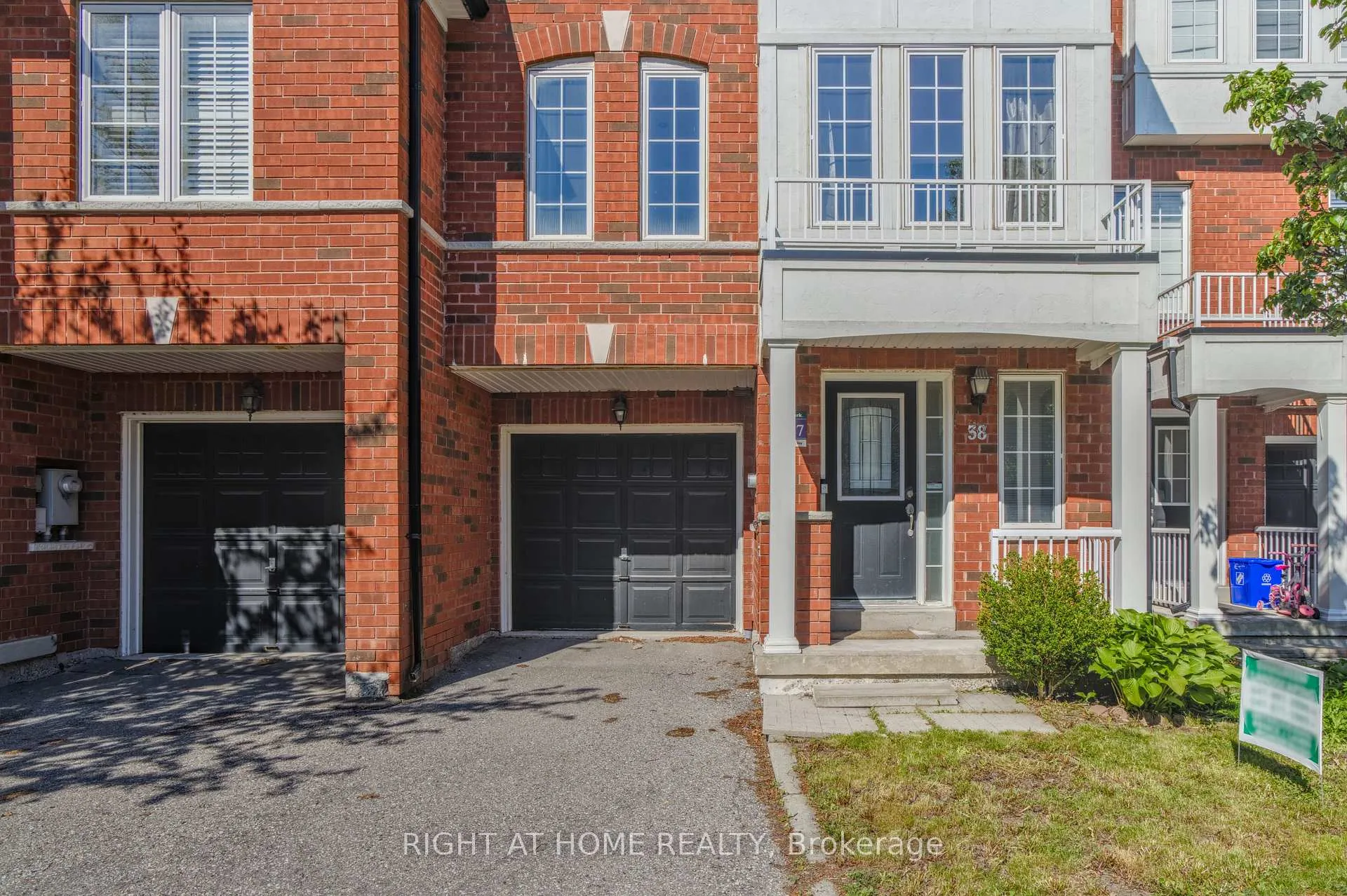 Photo 2 of 38 Warrington Way, Markham, Berczy — HOMEH