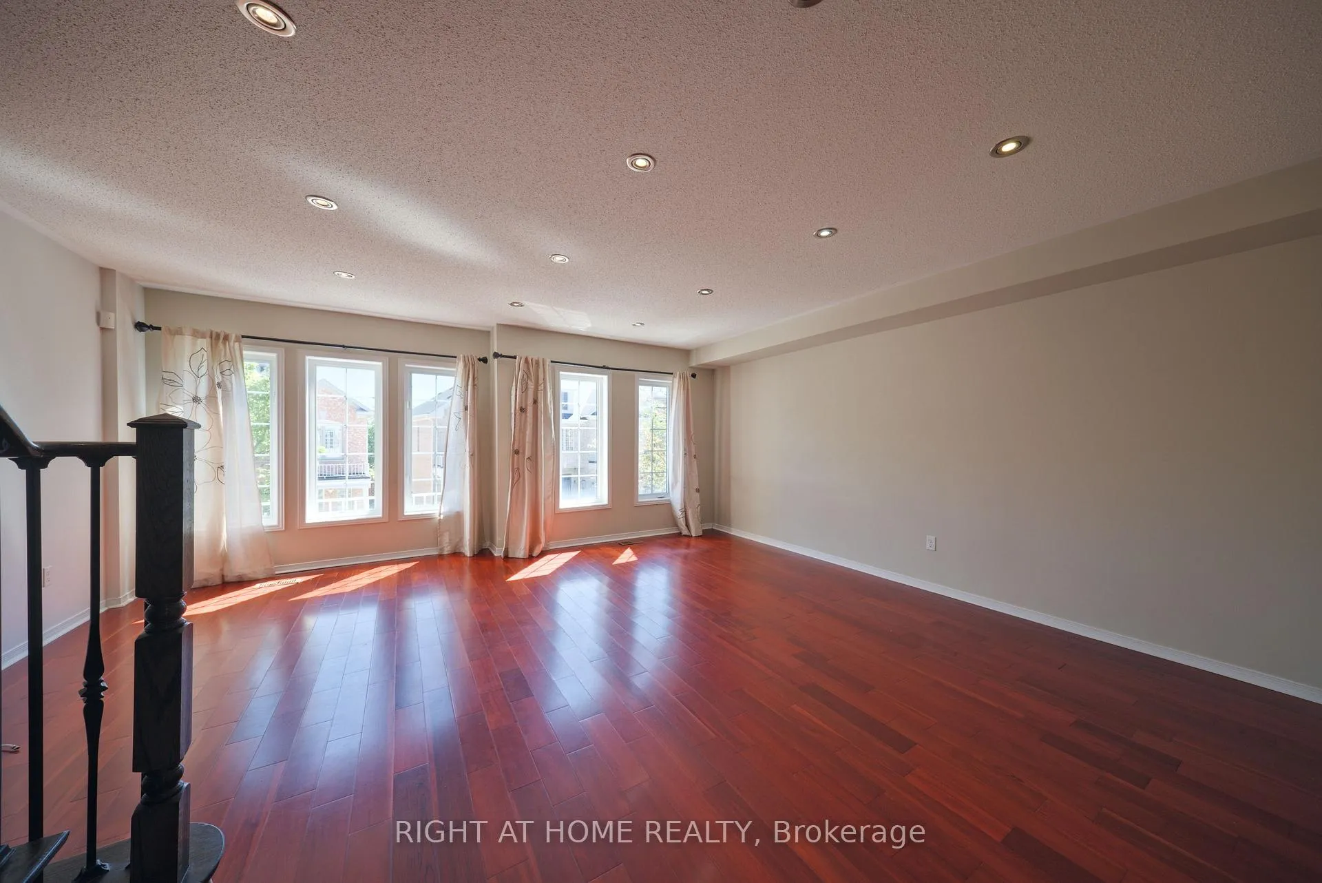 Photo 5 of 38 Warrington Way, Markham, Berczy — HOMEH