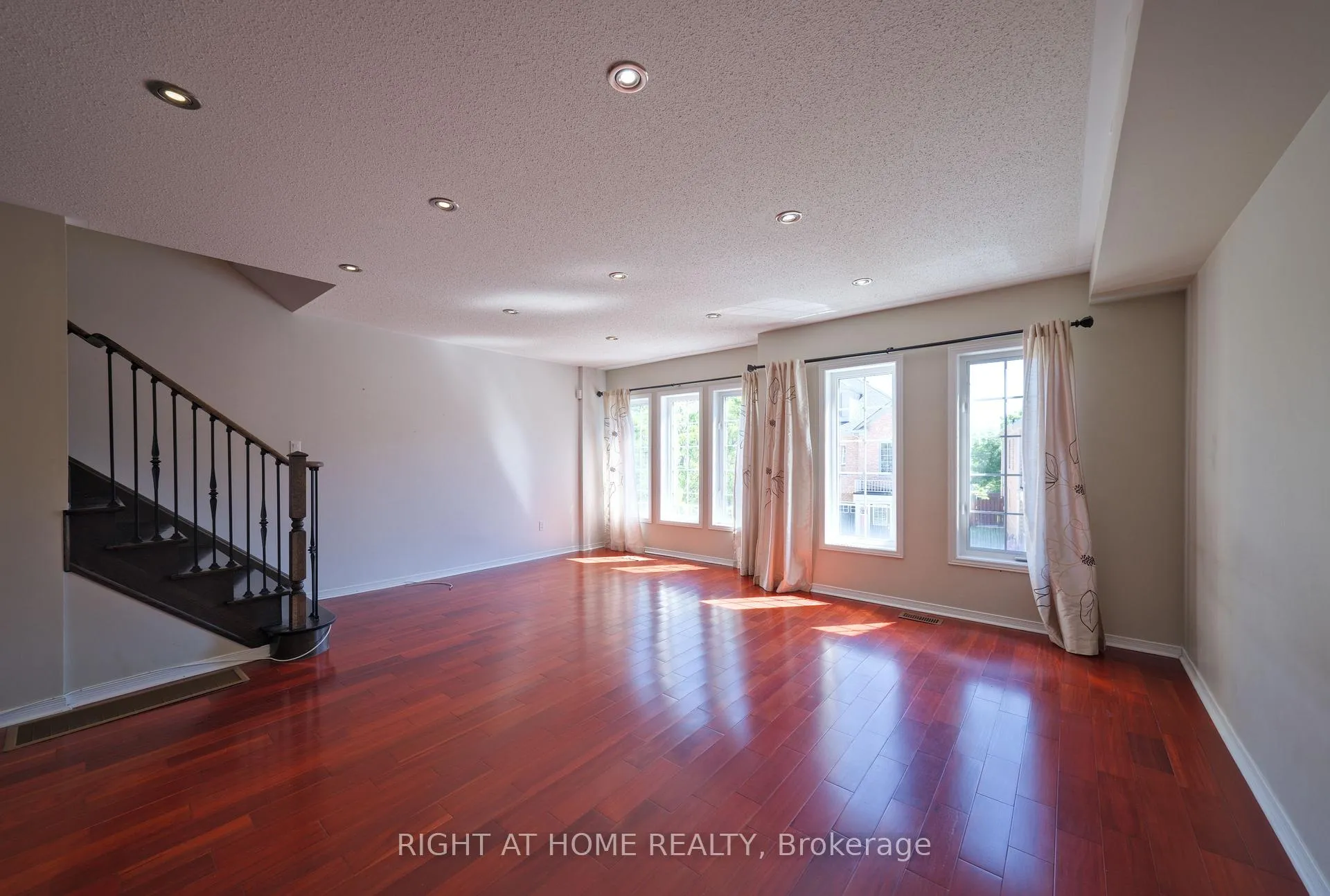 Photo 6 of 38 Warrington Way, Markham, Berczy — HOMEH
