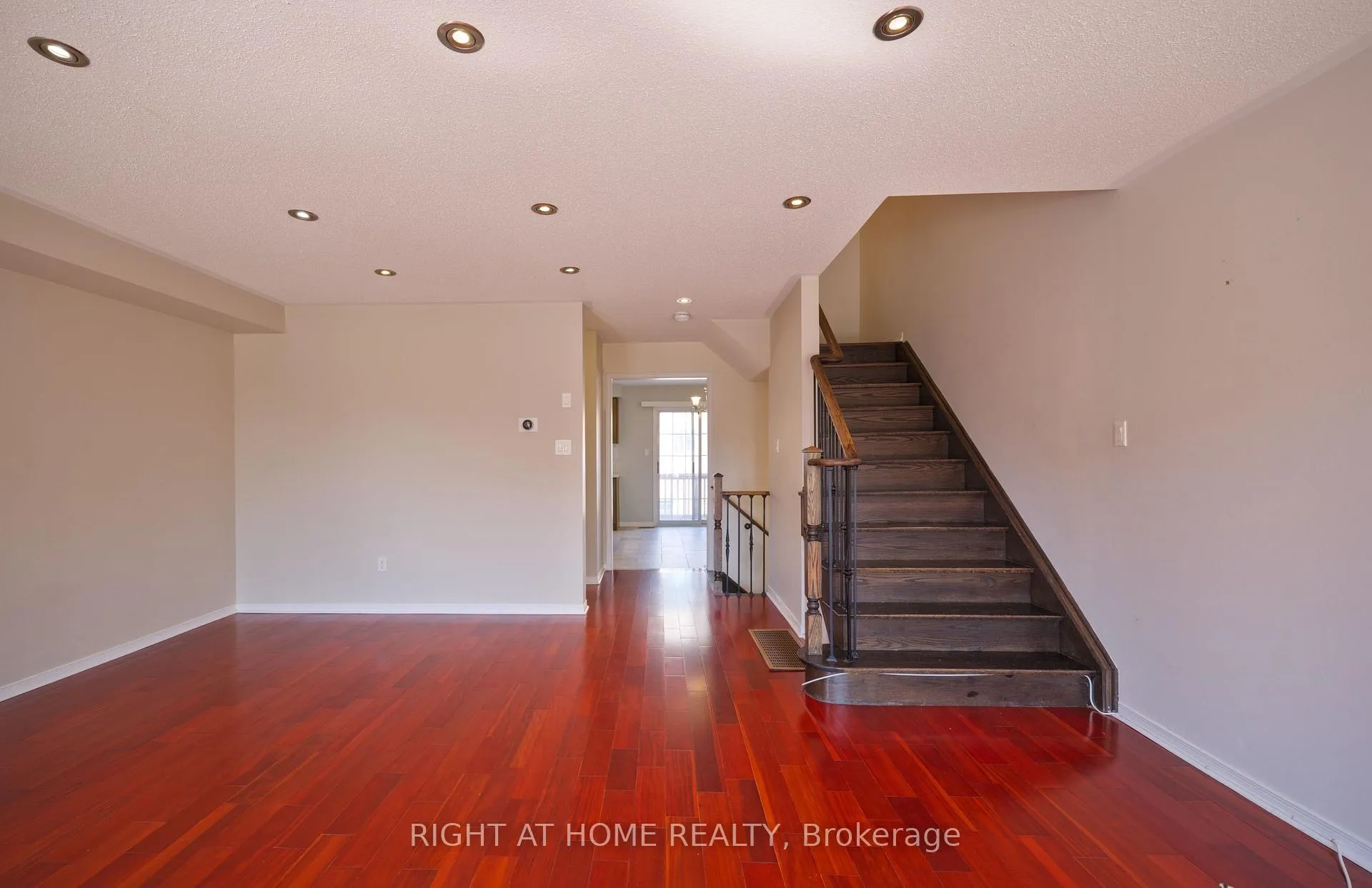 Photo 7 of 38 Warrington Way, Markham, Berczy — HOMEH