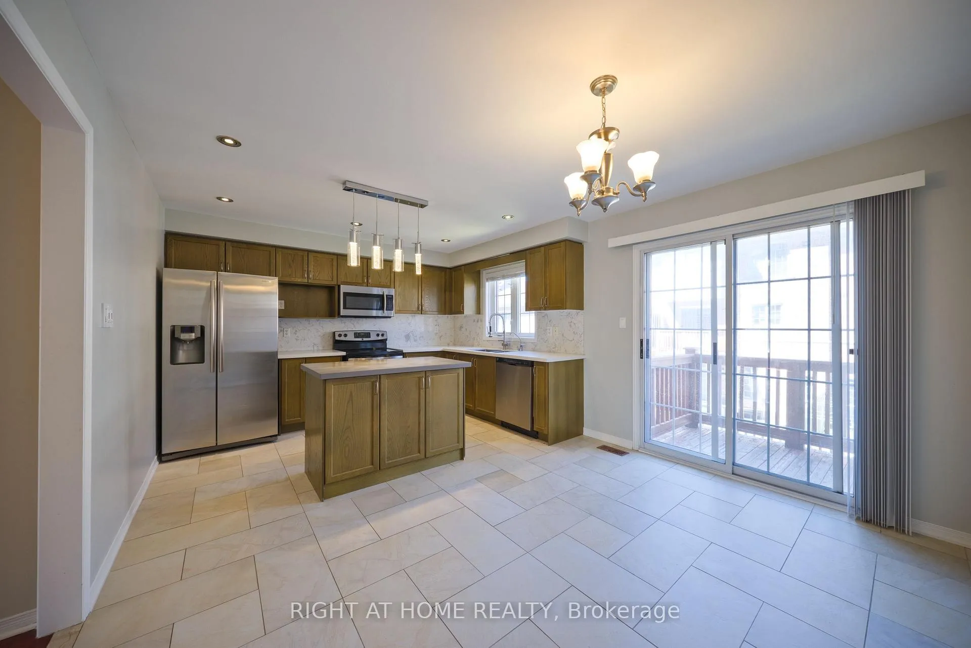 Photo 8 of 38 Warrington Way, Markham, Berczy — HOMEH
