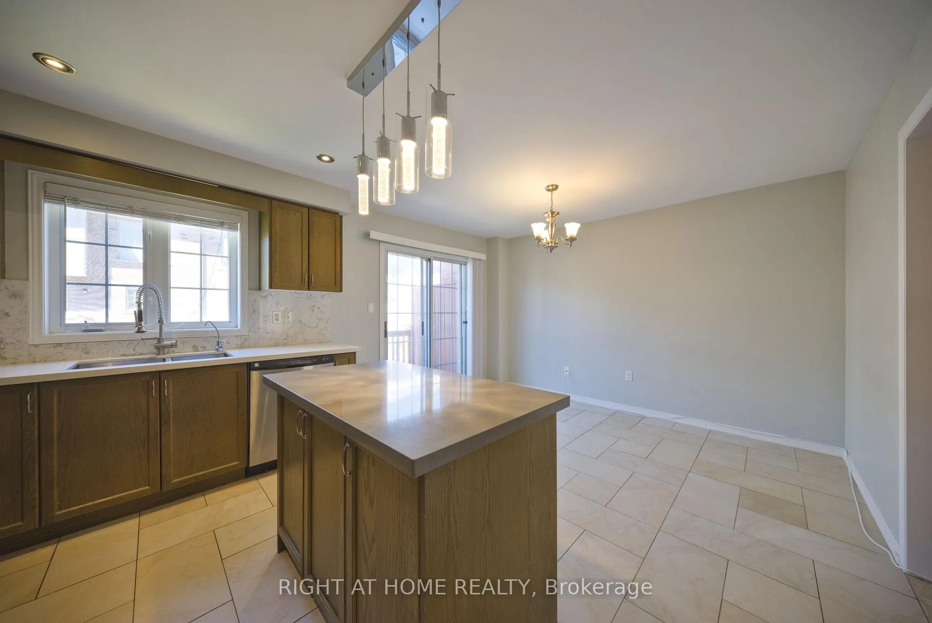 Photo 9 of 38 Warrington Way, Markham, Berczy — HOMEH