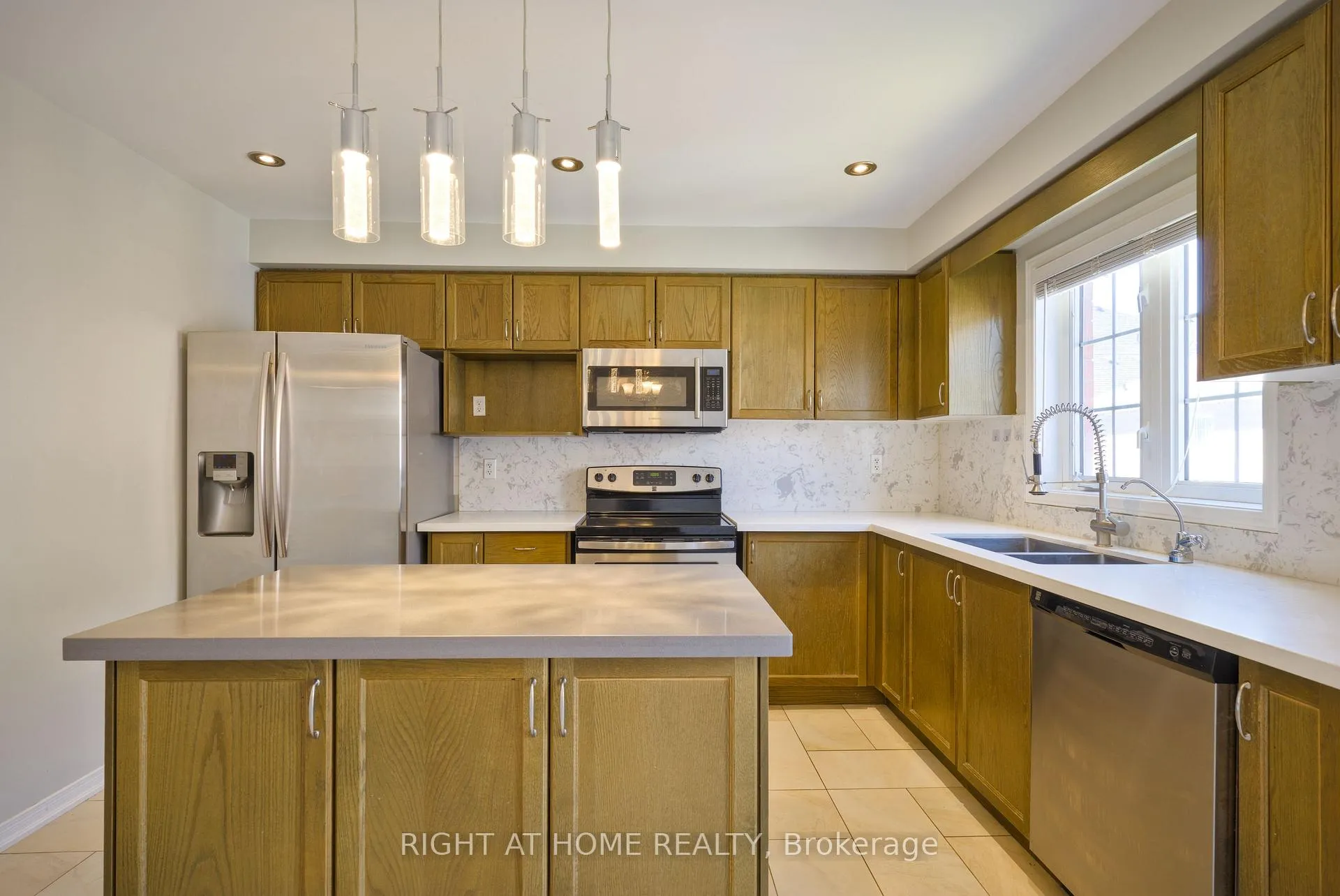 Photo 10 of 38 Warrington Way, Markham, Berczy — HOMEH
