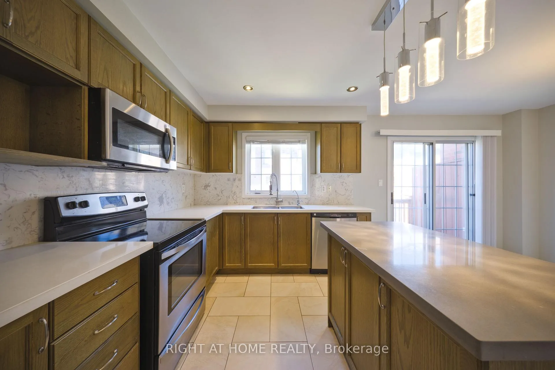 Photo 11 of 38 Warrington Way, Markham, Berczy — HOMEH