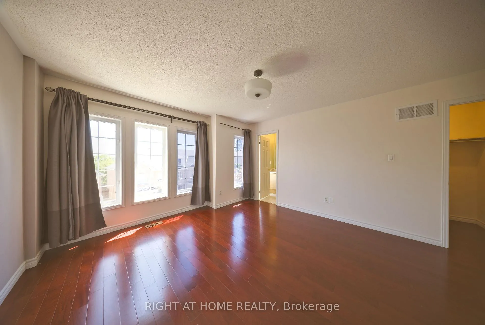 Photo 13 of 38 Warrington Way, Markham, Berczy — HOMEH