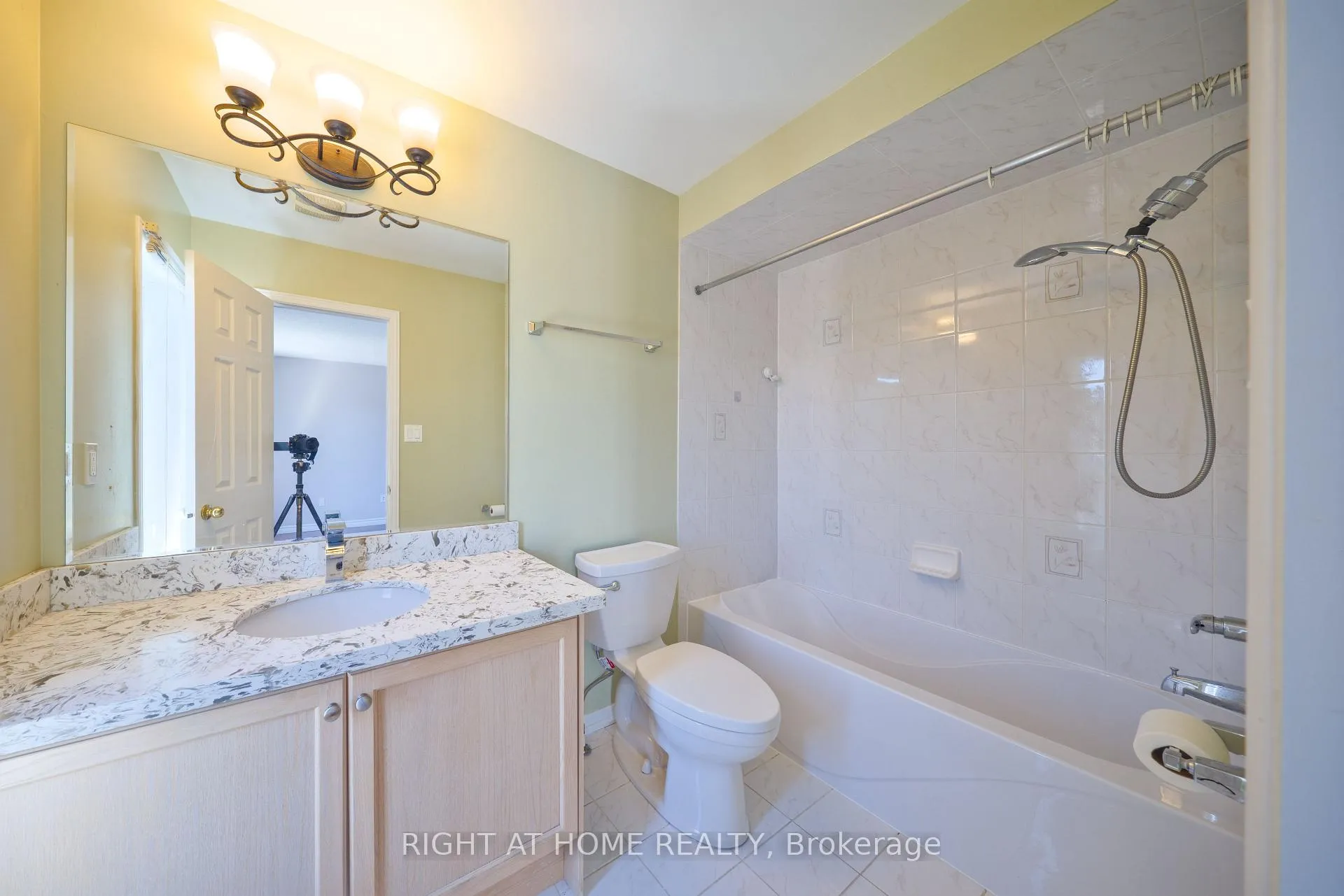 Photo 14 of 38 Warrington Way, Markham, Berczy — HOMEH