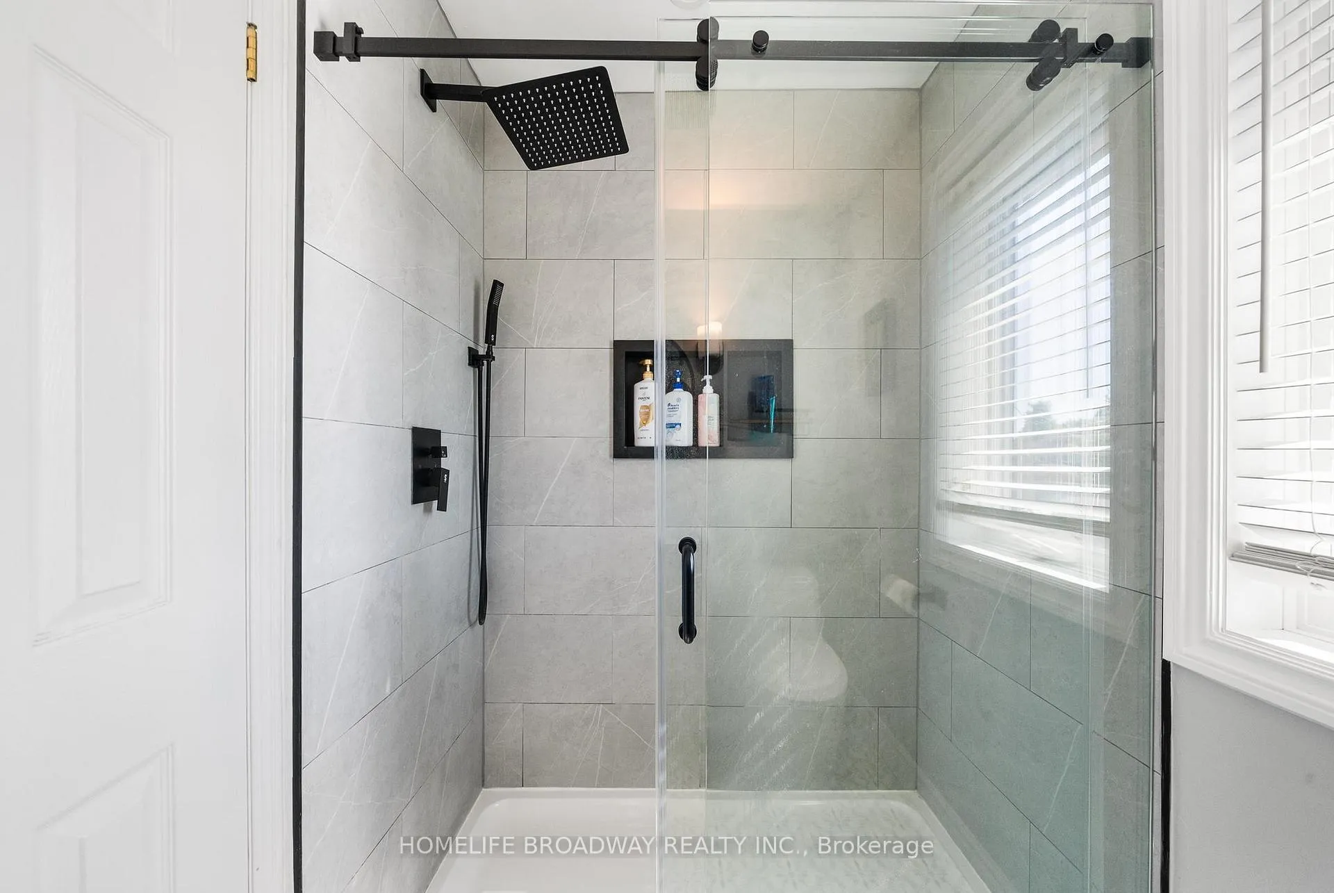 Photo 25 of 64 Bonnycastle Drive, Clarington, Bowmanville — HOMEH