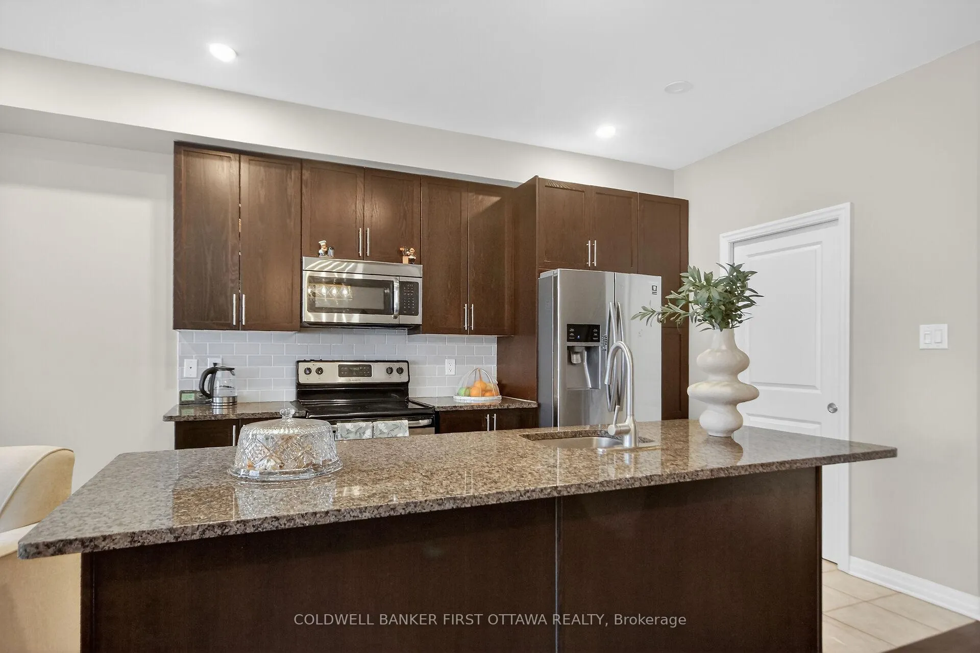 Photo 13 of 906 Littlerock Street, Ottawa, Leitrim — HOMEH