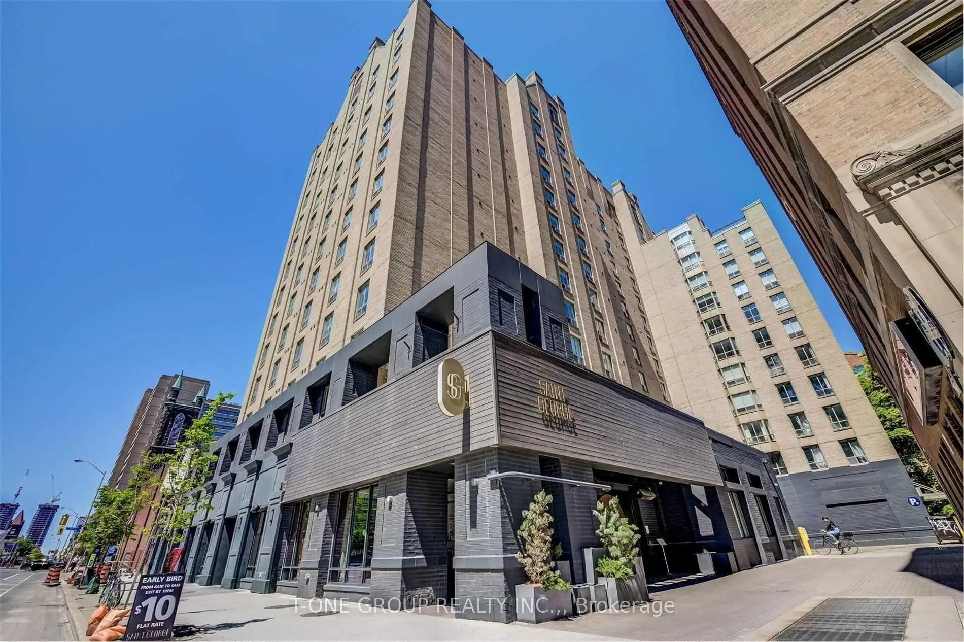 Front of Unit 204, 284 Bloor Street W