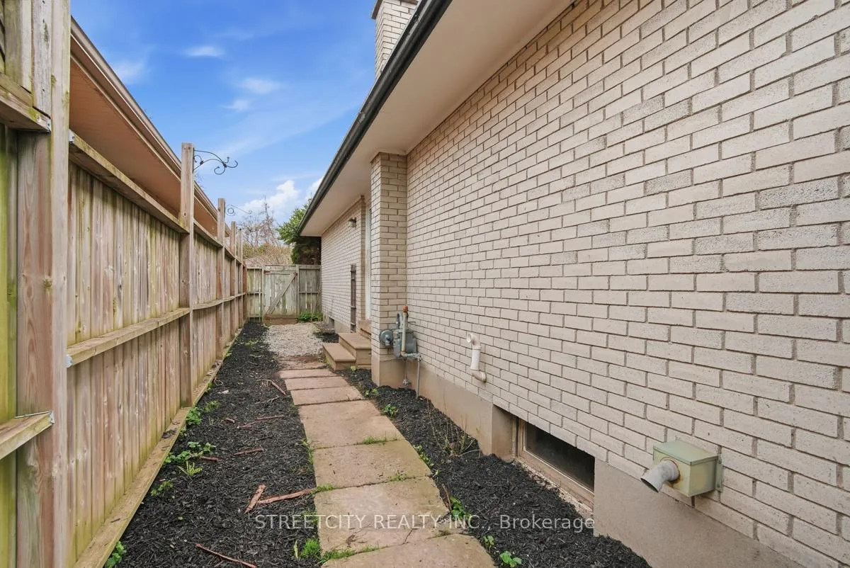 Photo 23 of 68 Talavera Crescent, London, East I — HOMEH
