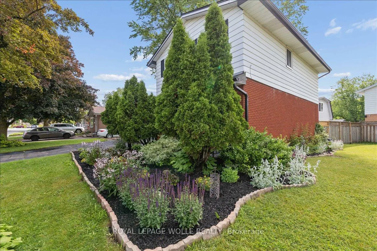 Photo 4 of 45 Arrowhead Crescent, Kitchener, Pioneer Park — HOMEH