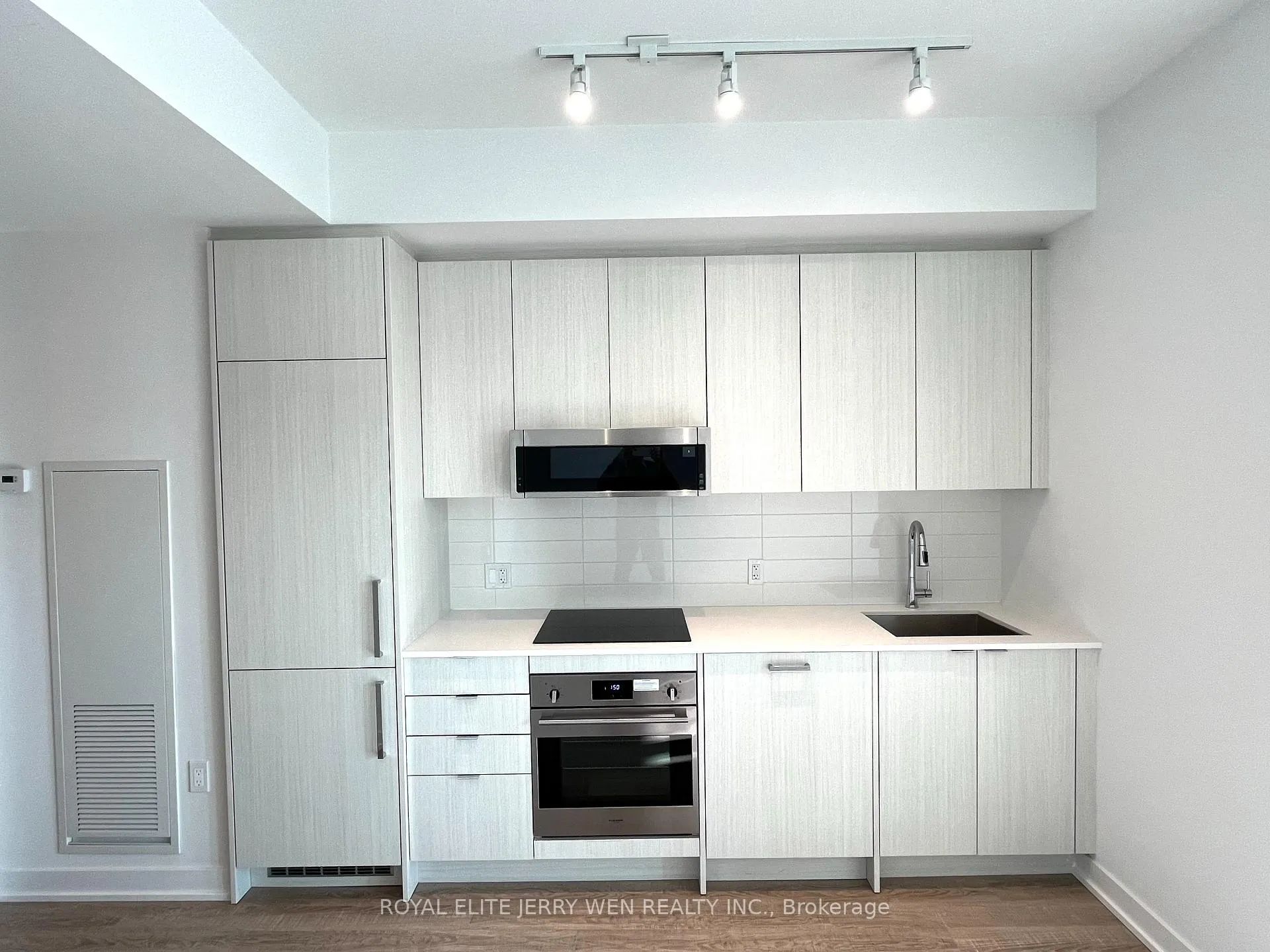 Front of Unit 613, 250 Lawrence Avenue W