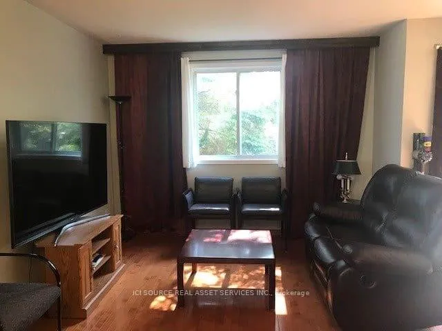 Photo 5 of 19 Tanoak Drive, London, North E — HOMEH