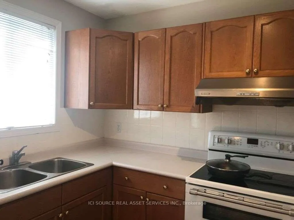 Photo 7 of 19 Tanoak Drive, London, North E — HOMEH