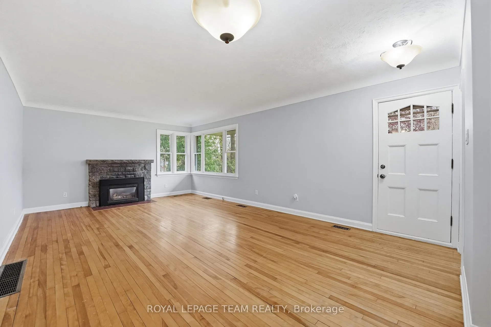 Photo 2 of 49 Crownhill Street, Ottawa, Beacon Hill South — HOMEH