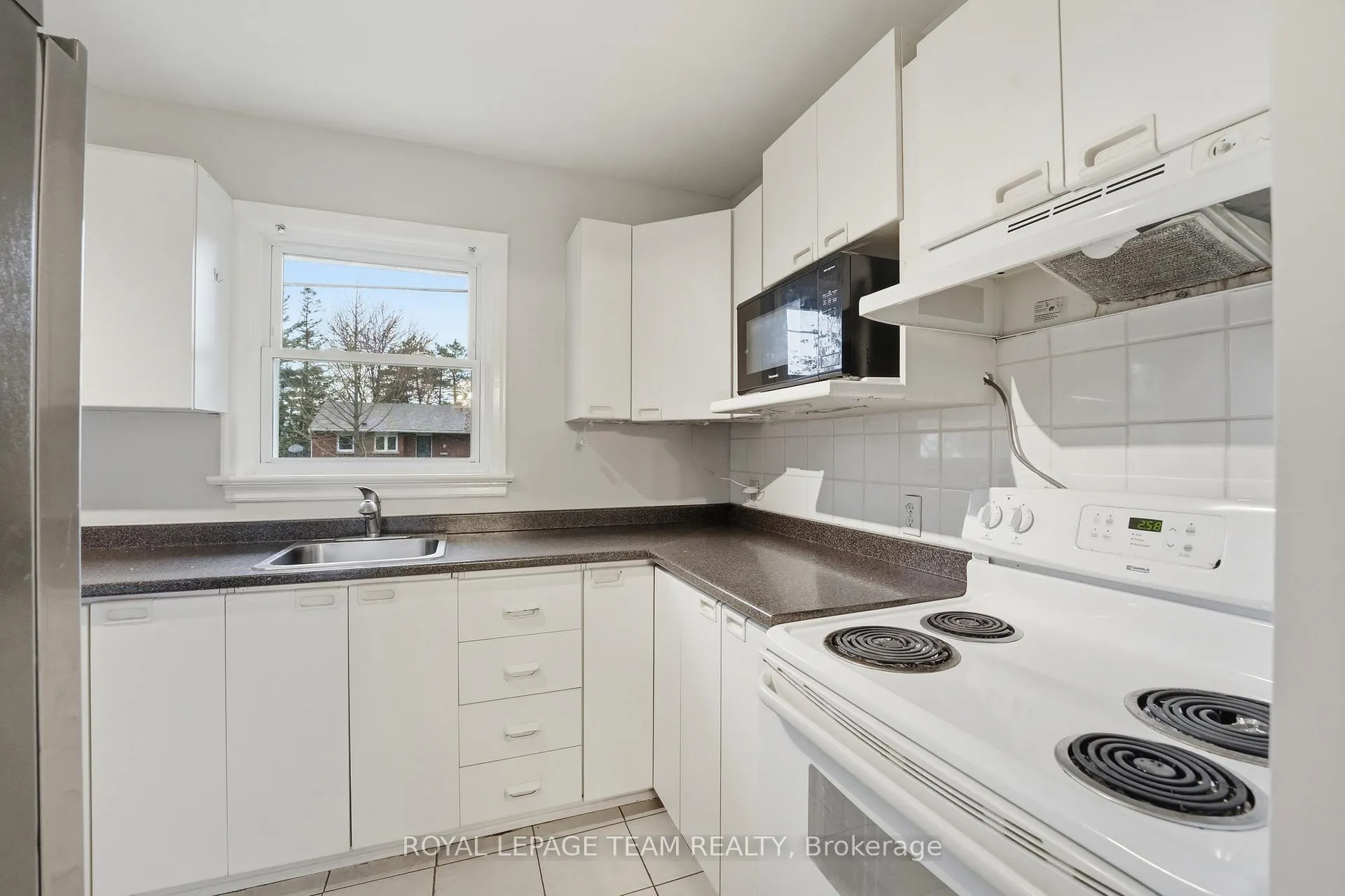 Photo 4 of 49 Crownhill Street, Ottawa, Beacon Hill South — HOMEH