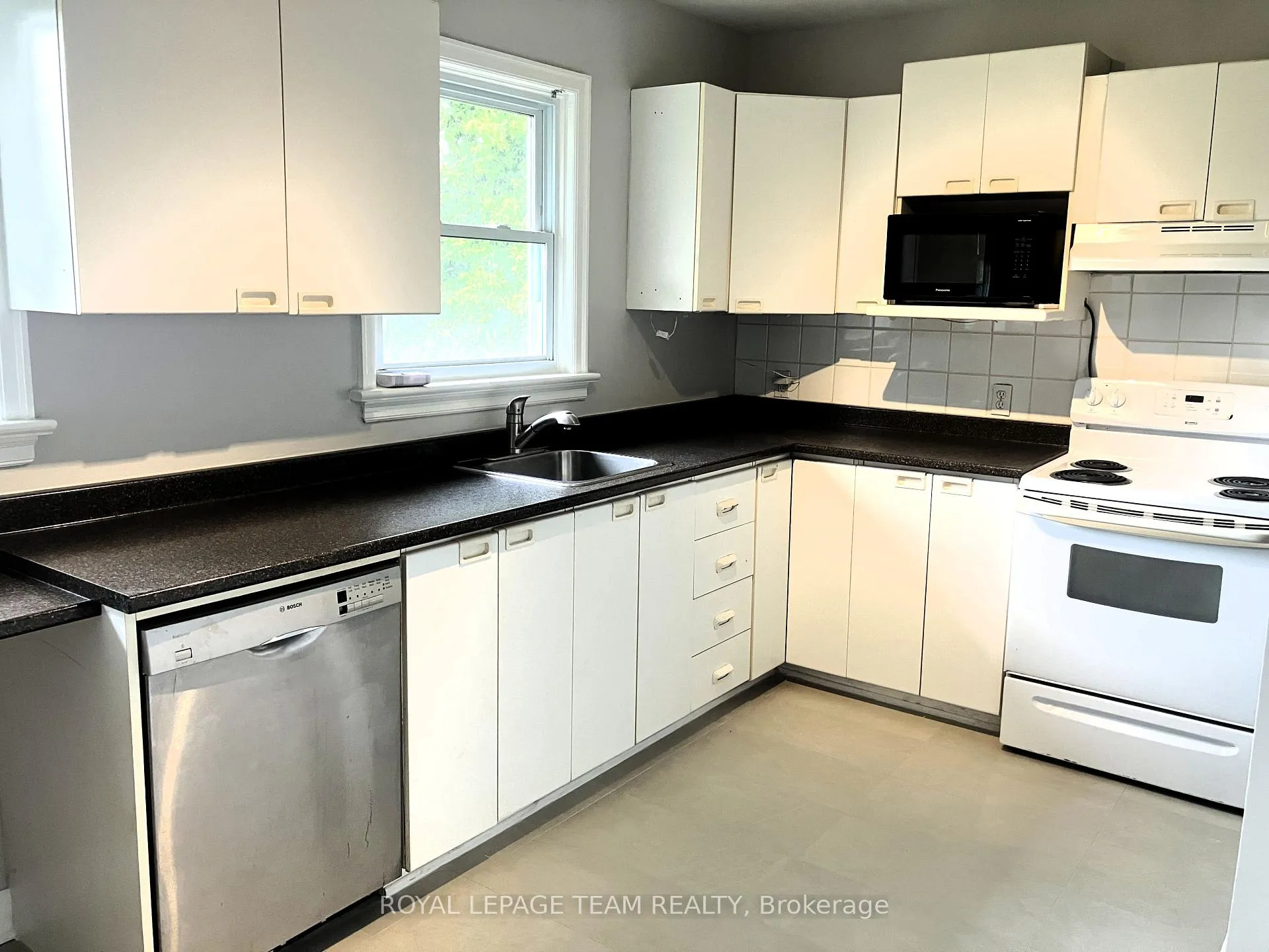 Photo 5 of 49 Crownhill Street, Ottawa, Beacon Hill South — HOMEH