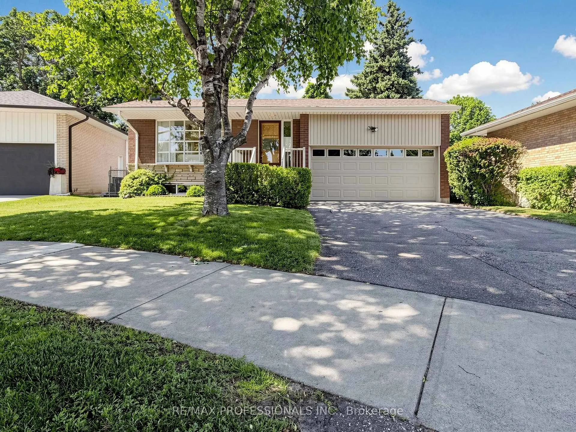 Photo 1 of 49 Laurelwood Crescent, Etobicoke, Willowridge-Martingrove-Richview — HOMEH