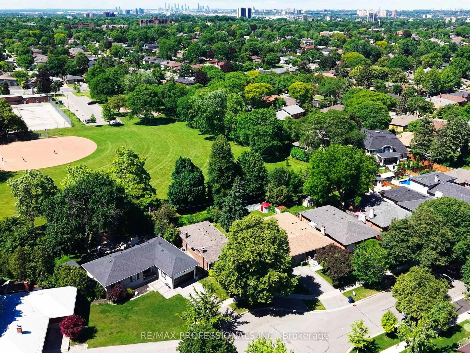 Photo 41 of 49 Laurelwood Crescent, Etobicoke, Willowridge-Martingrove-Richview — HOMEH