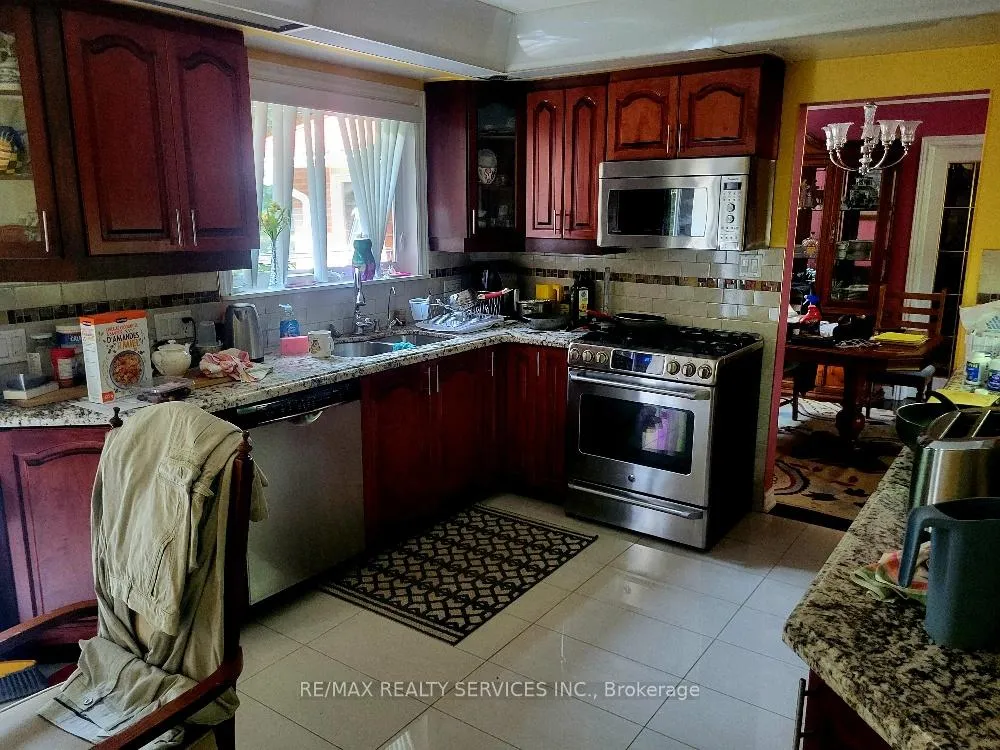 Photo 3 of 59 Hillside Drive, Brampton, Westgate — HOMEH
