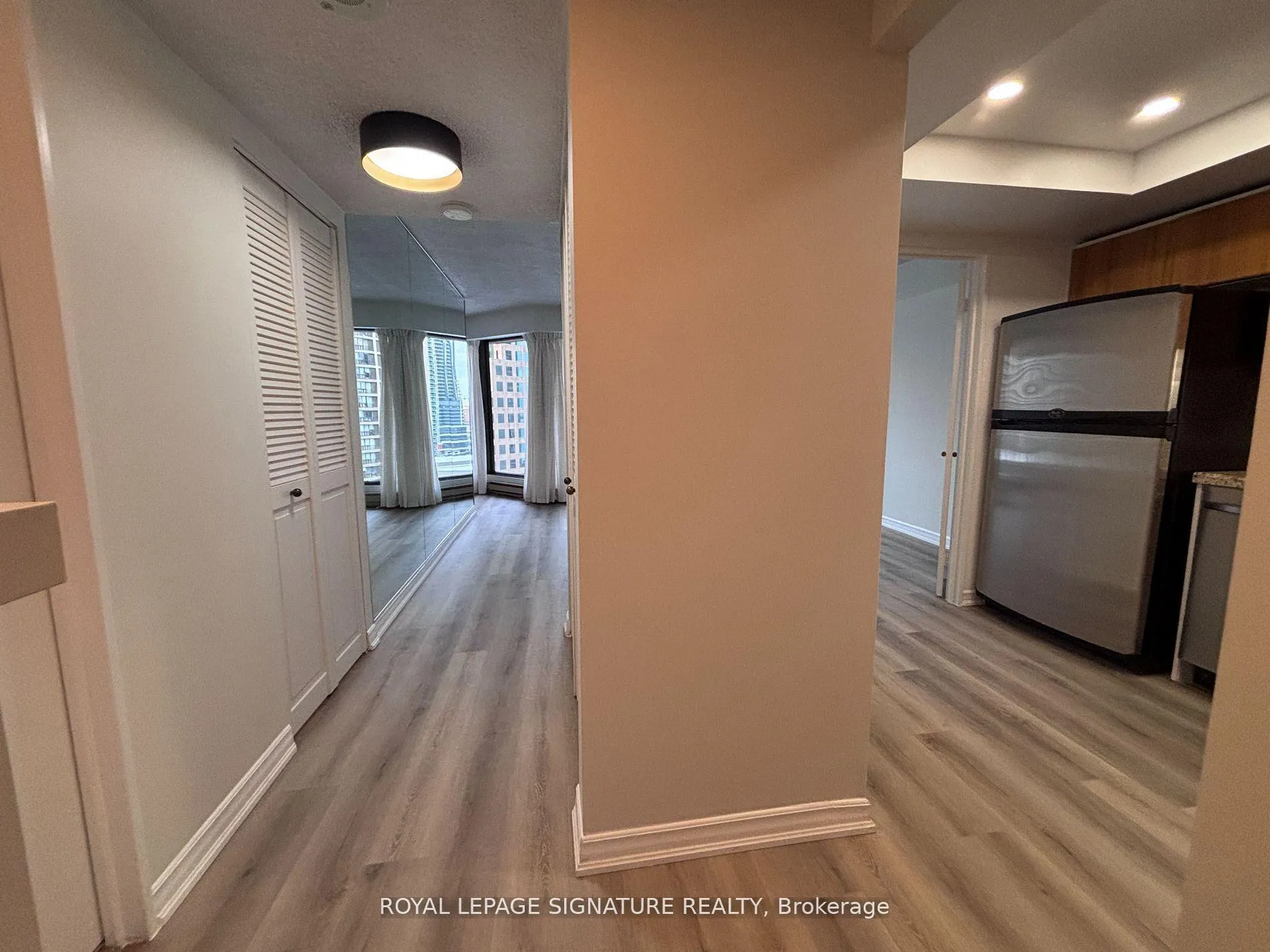 Photo 2 of Unit 1409, 65 Harbour Square, Toronto, Waterfront Communities — HOMEH