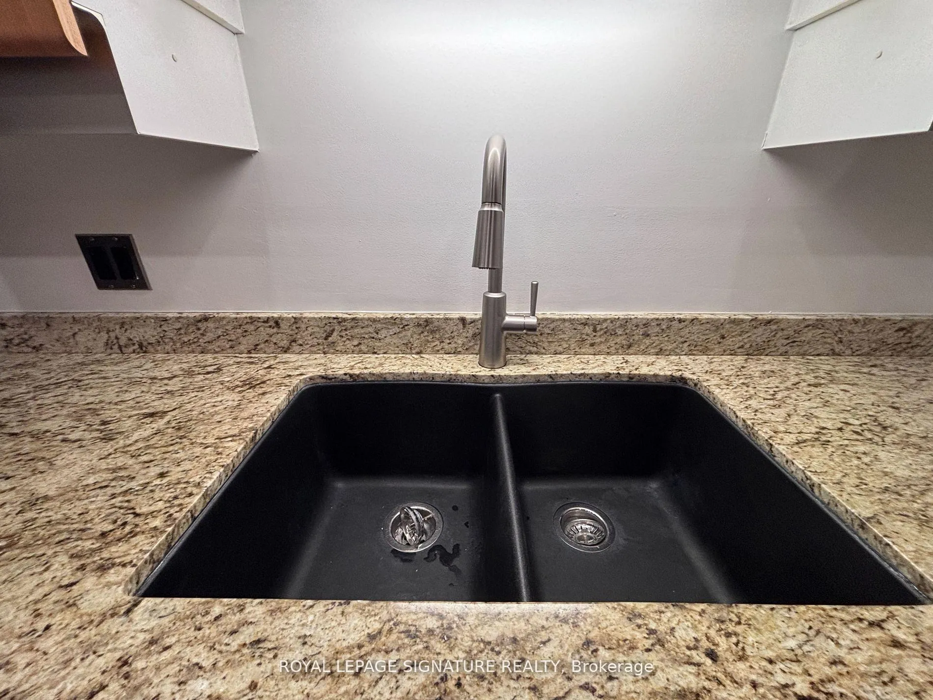 Photo 5 of Unit 1409, 65 Harbour Square, Toronto, Waterfront Communities — HOMEH