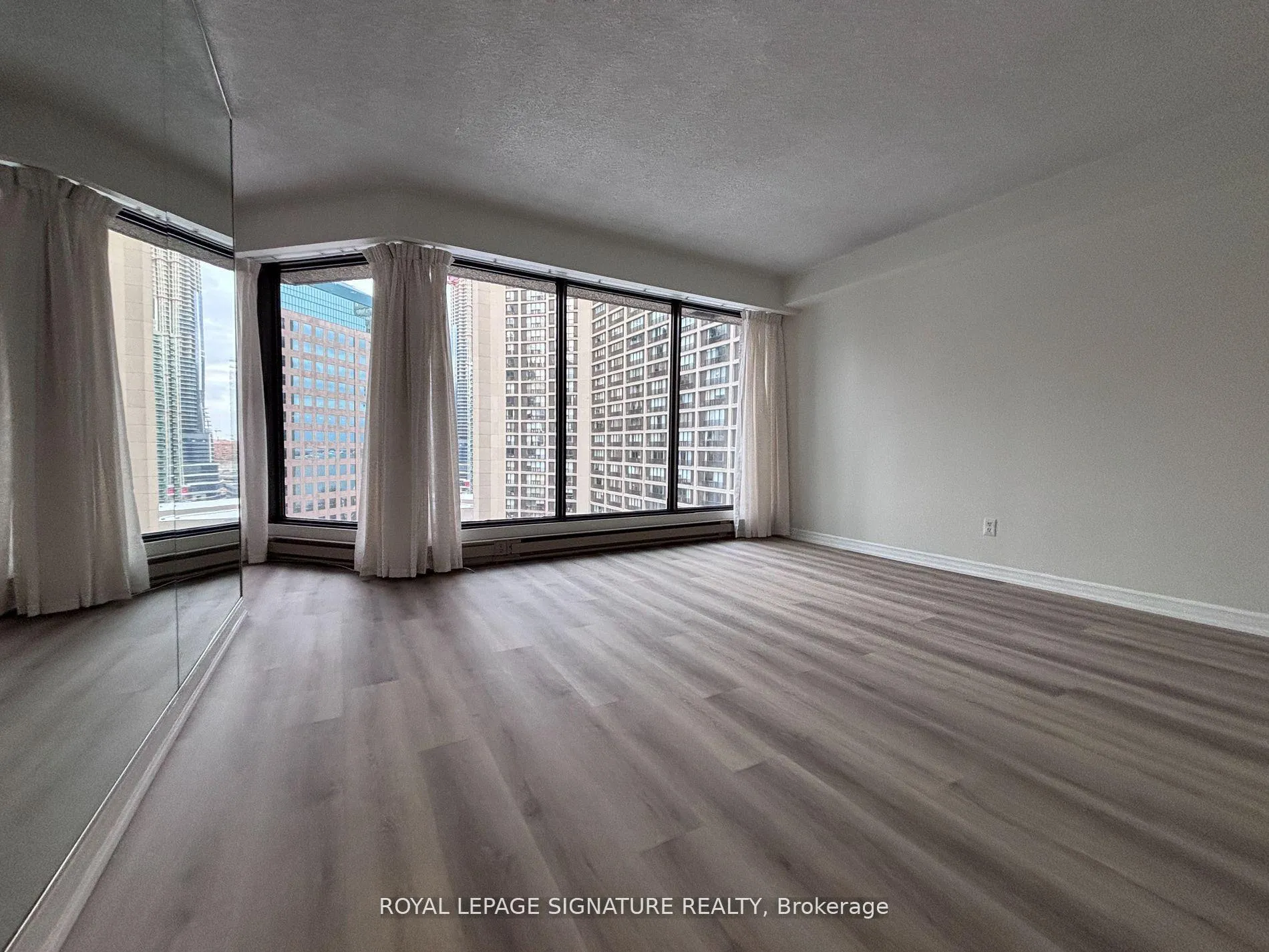 Photo 7 of Unit 1409, 65 Harbour Square, Toronto, Waterfront Communities — HOMEH