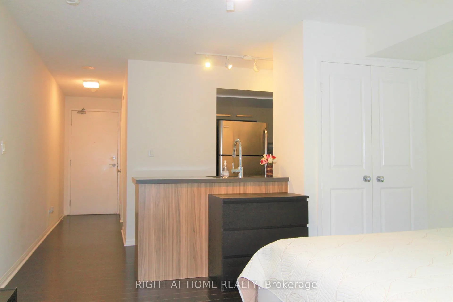 Photo 8 of Unit 510, 11 St Joseph Street, Toronto, Bay Street Corridor — HOMEH