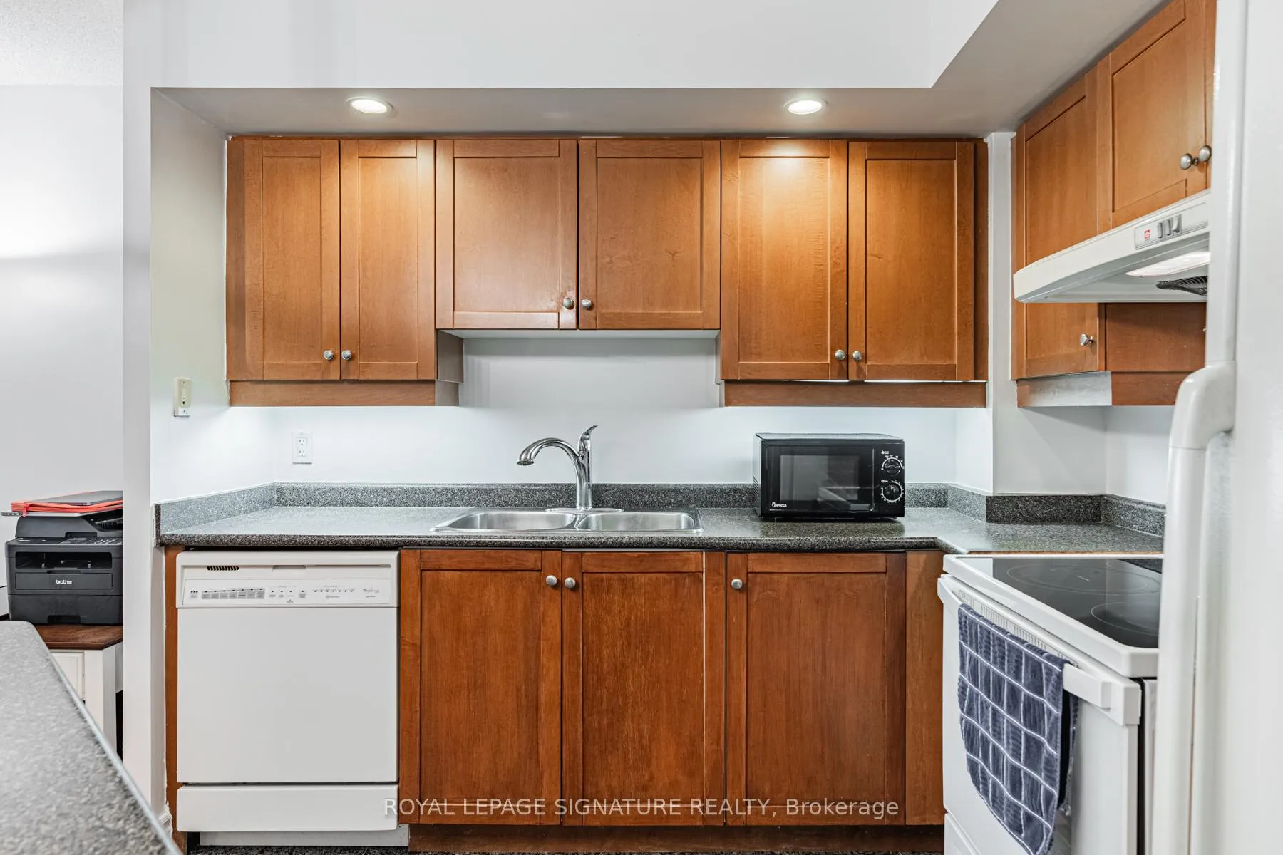 Photo 8 of Unit 813, 123 Eglinton Avenue E, Toronto, Mount Pleasant West — HOMEH