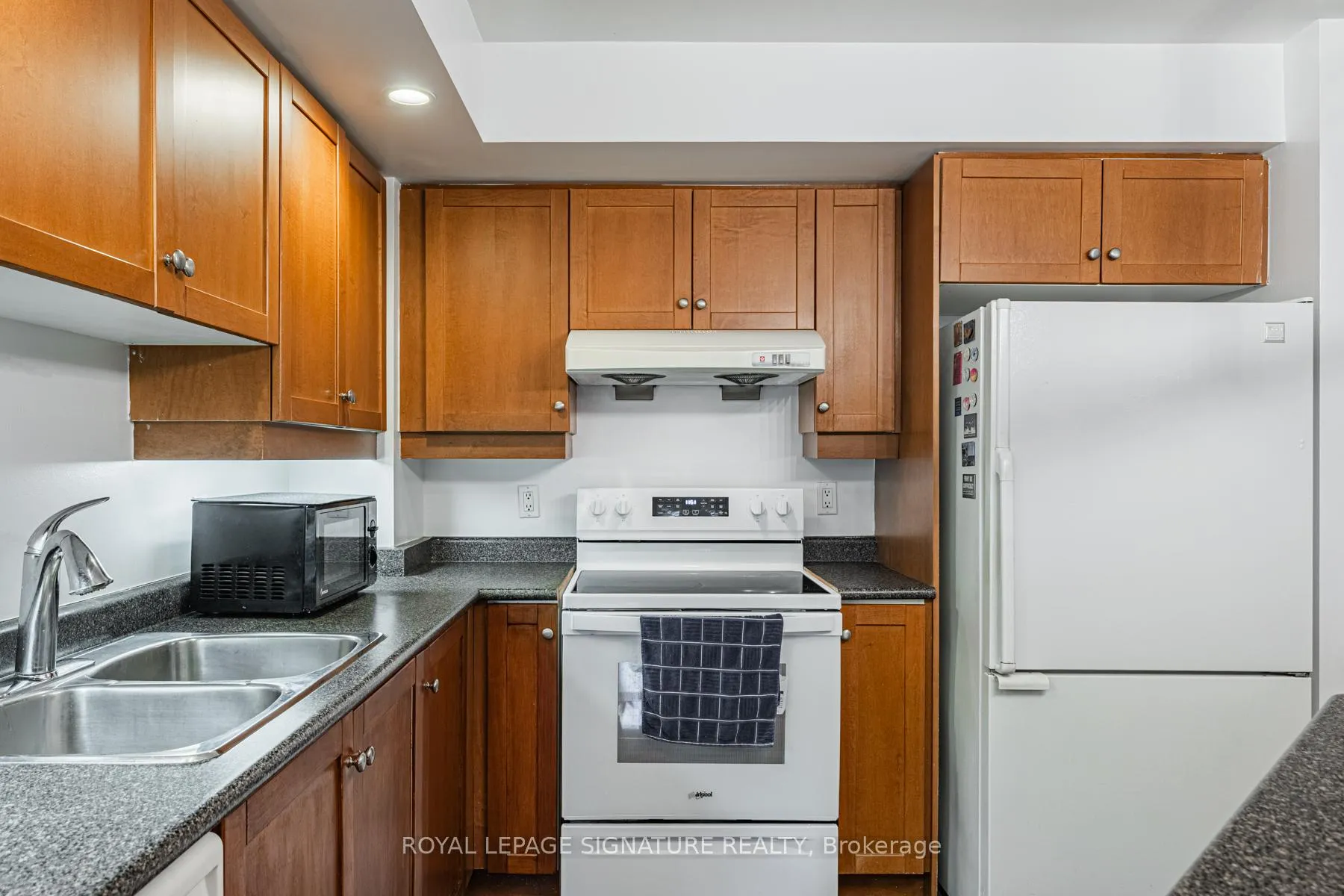 Photo 9 of Unit 813, 123 Eglinton Avenue E, Toronto, Mount Pleasant West — HOMEH