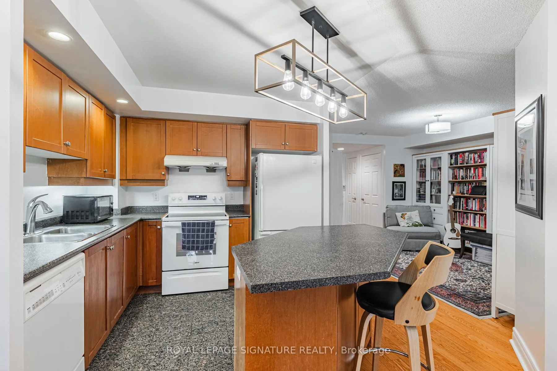 Photo 10 of Unit 813, 123 Eglinton Avenue E, Toronto, Mount Pleasant West — HOMEH