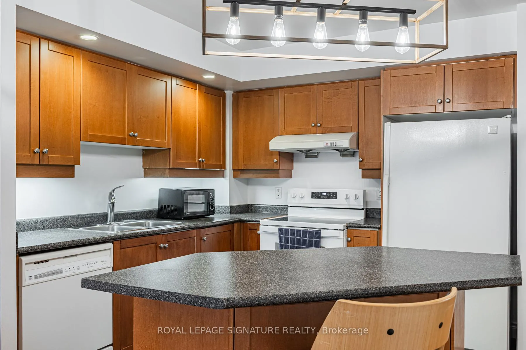 Photo 12 of Unit 813, 123 Eglinton Avenue E, Toronto, Mount Pleasant West — HOMEH