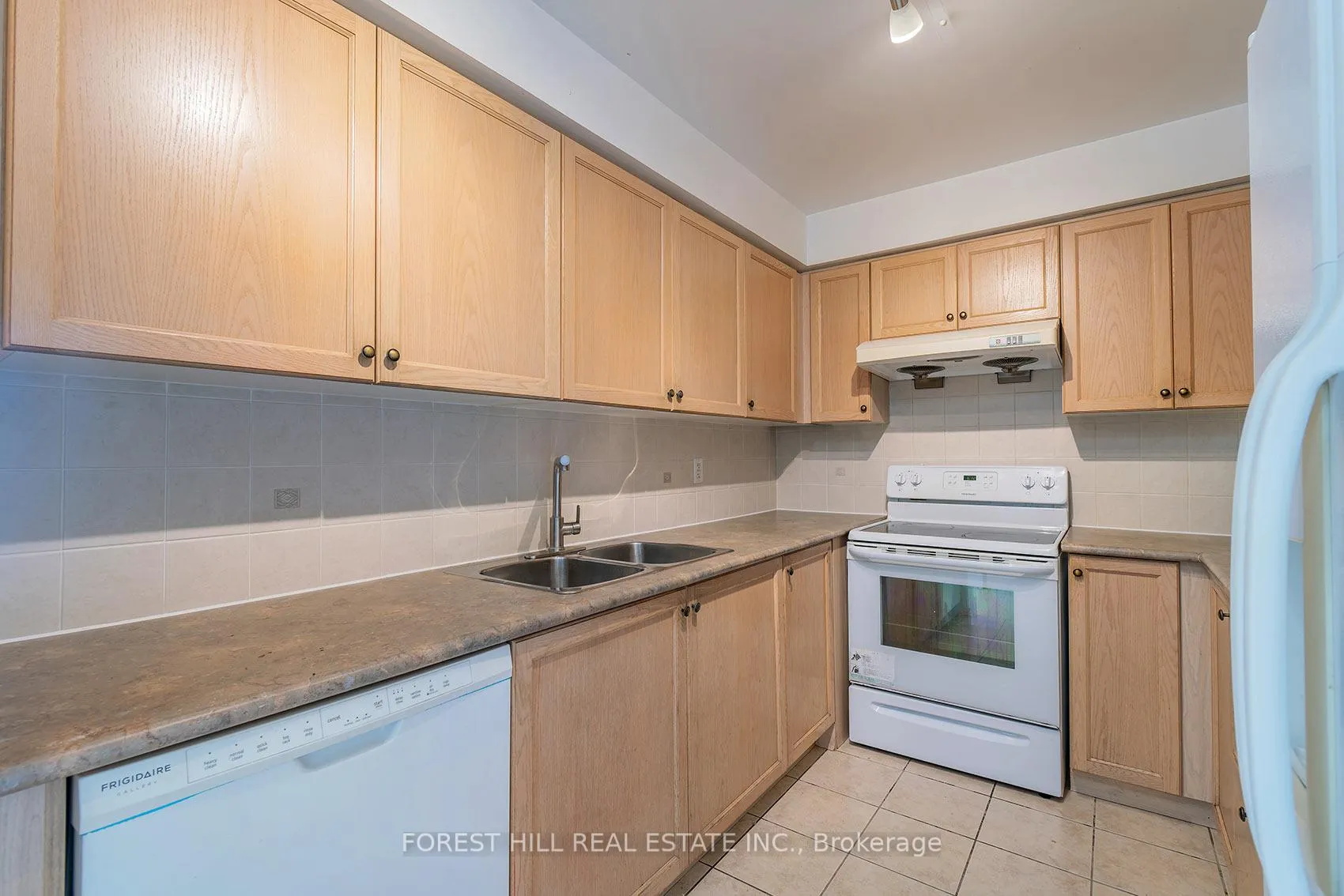 Photo 13 of Unit 805, 1 Clairtrell Road, North York, Willowdale East — HOMEH