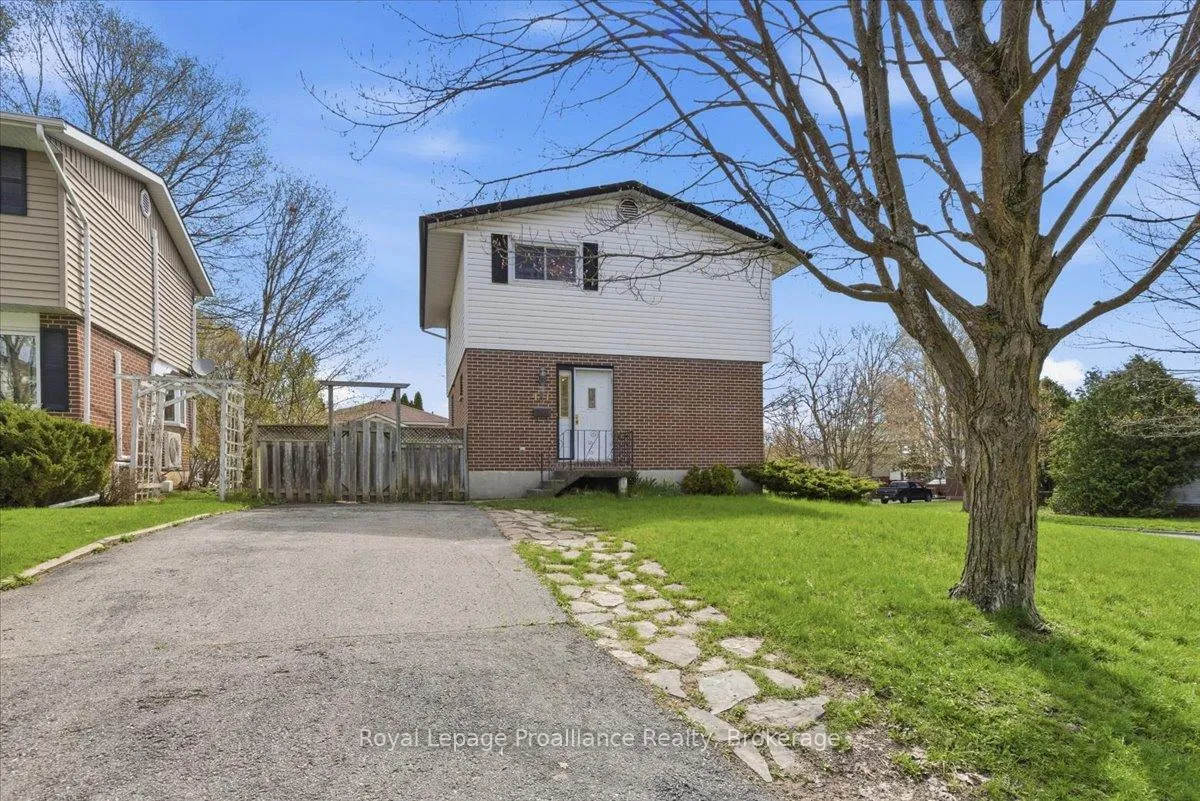 Photo 2 of 131 Prospect Hill, Quinte West, Trenton Ward — HOMEH