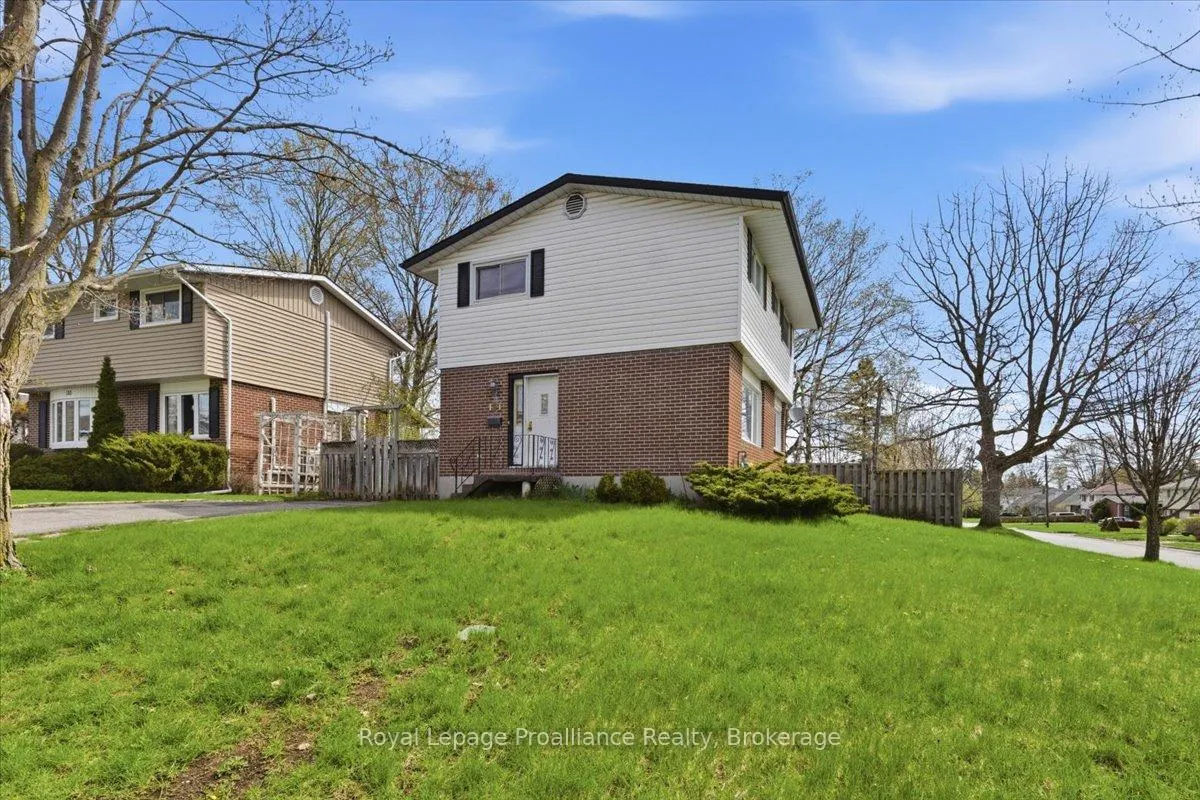 Photo 3 of 131 Prospect Hill, Quinte West, Trenton Ward — HOMEH