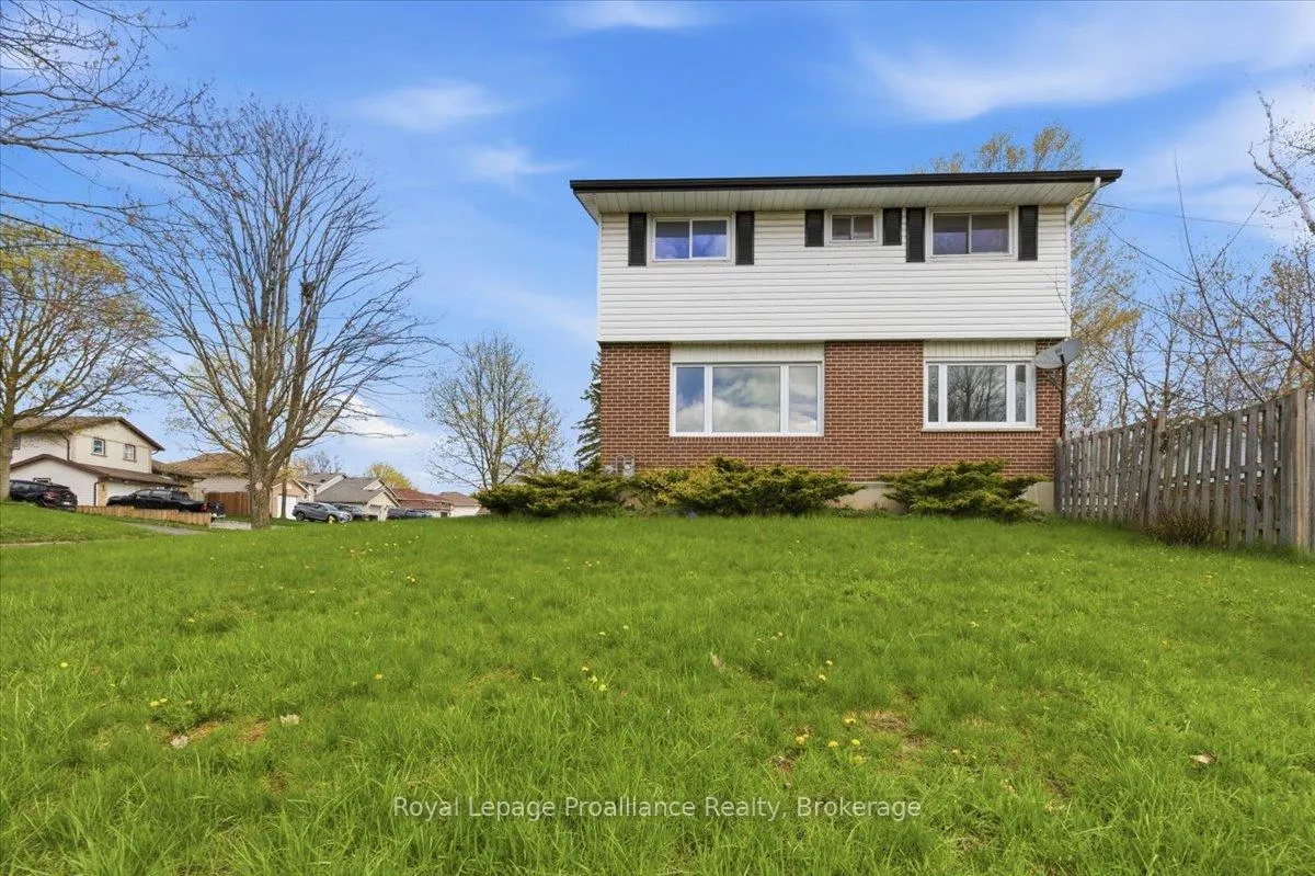 Photo 4 of 131 Prospect Hill, Quinte West, Trenton Ward — HOMEH