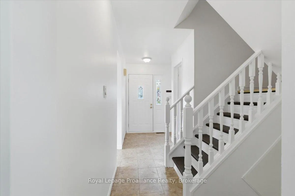 Photo 5 of 131 Prospect Hill, Quinte West, Trenton Ward — HOMEH