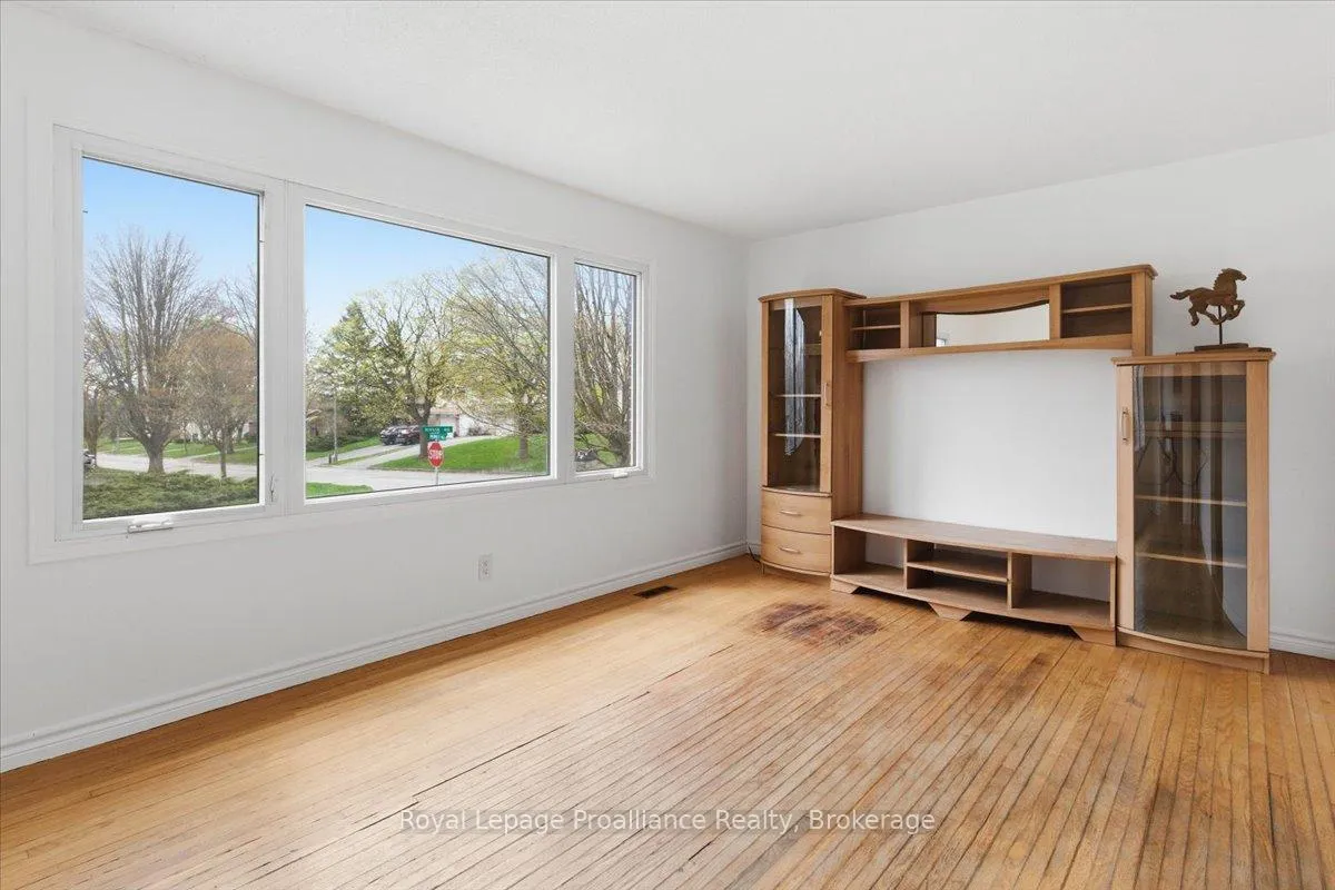 Photo 9 of 131 Prospect Hill, Quinte West, Trenton Ward — HOMEH