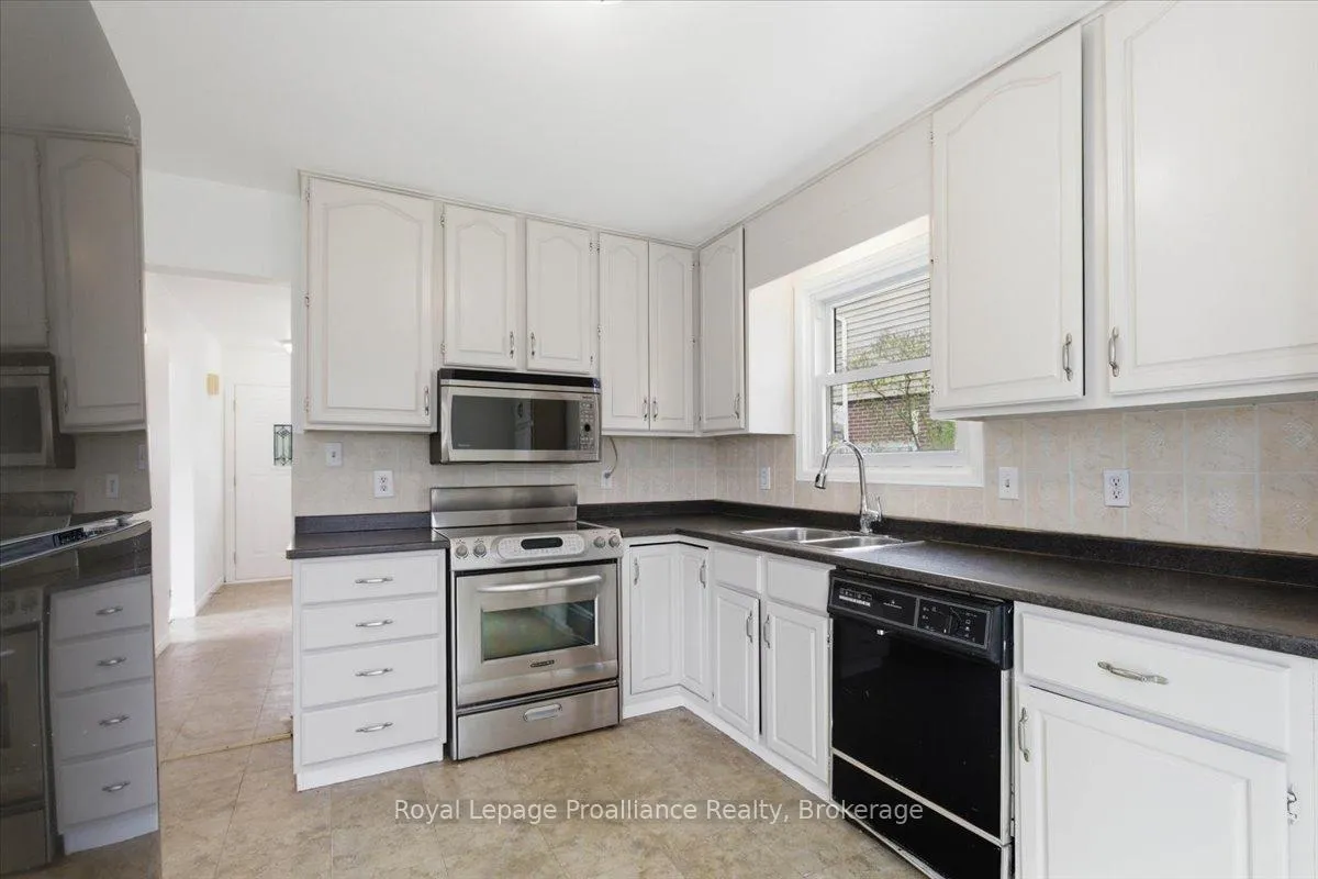 Photo 13 of 131 Prospect Hill, Quinte West, Trenton Ward — HOMEH