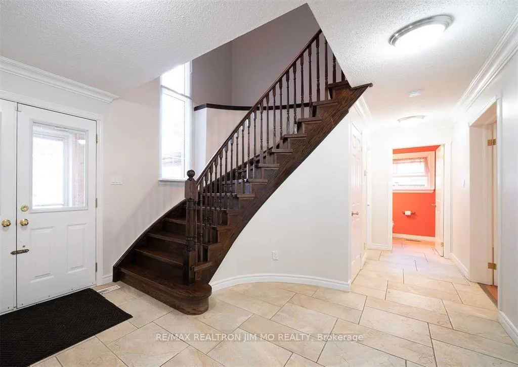 Photo 2 of 35 Mckay Crescent, Markham, Unionville — HOMEH