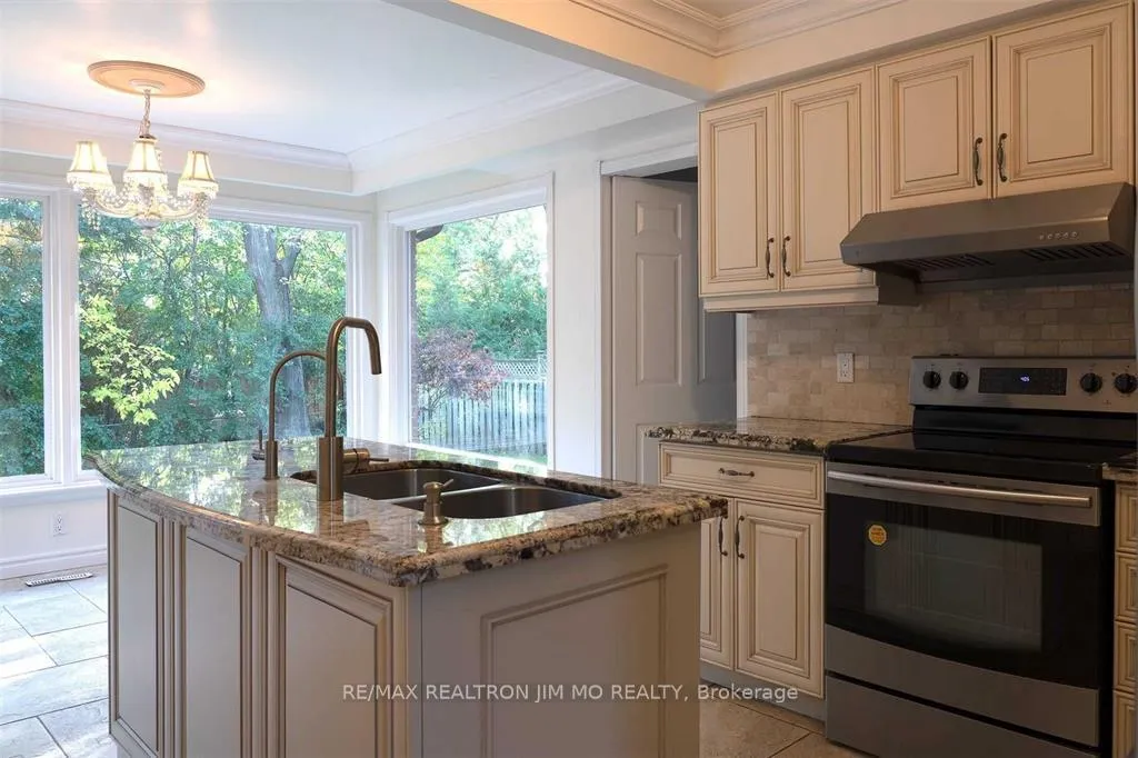 Photo 3 of 35 Mckay Crescent, Markham, Unionville — HOMEH