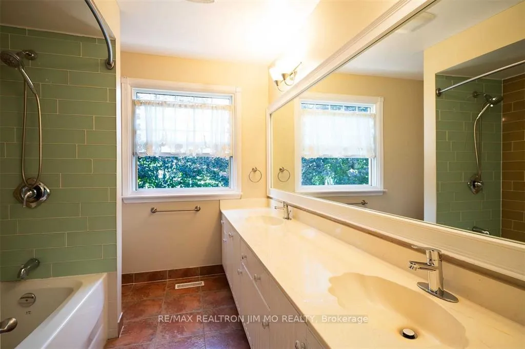 Photo 11 of 35 Mckay Crescent, Markham, Unionville — HOMEH