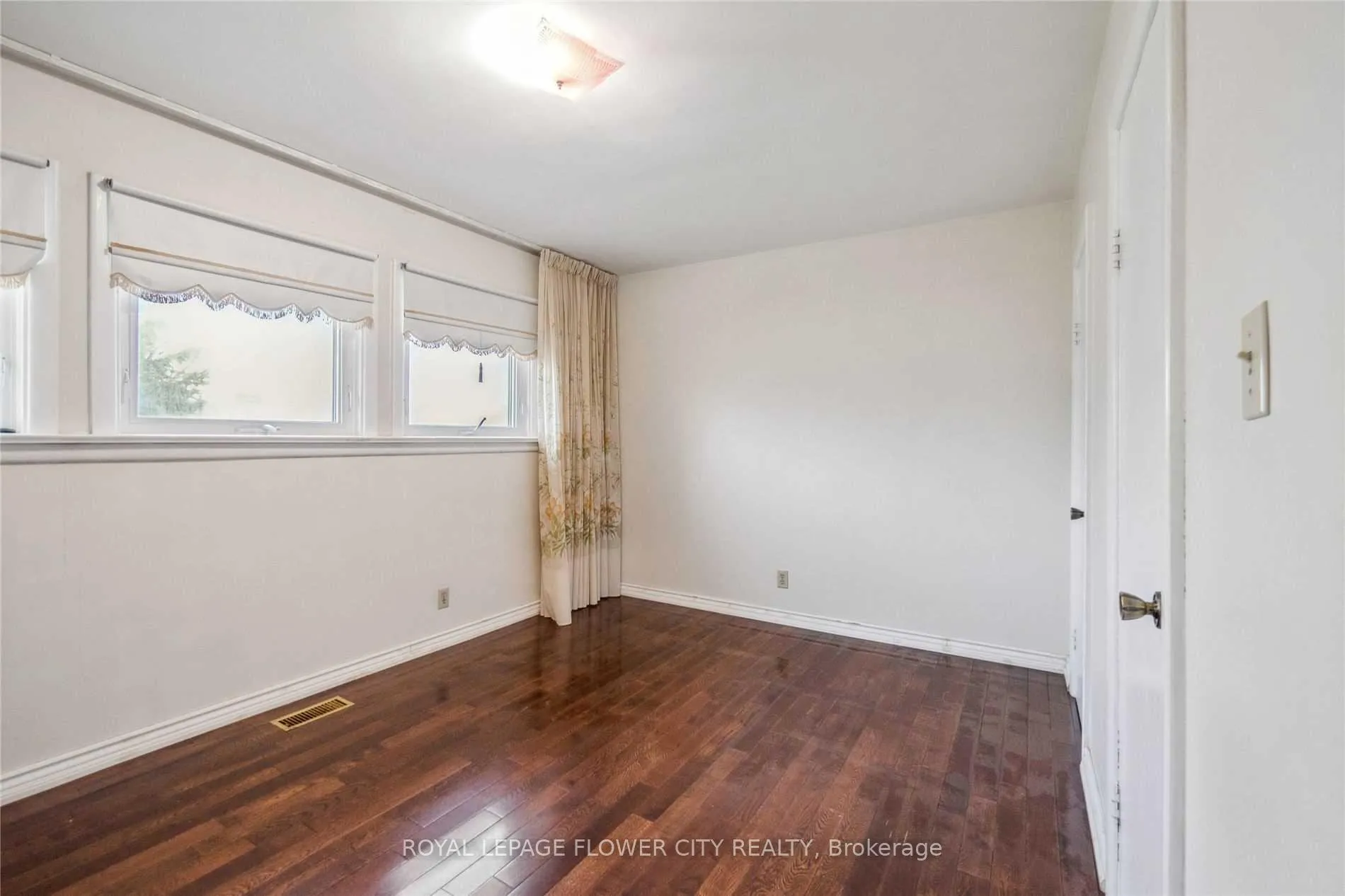 Photo 3 of 51 Hillside Avenue, Vaughan, Concord — HOMEH