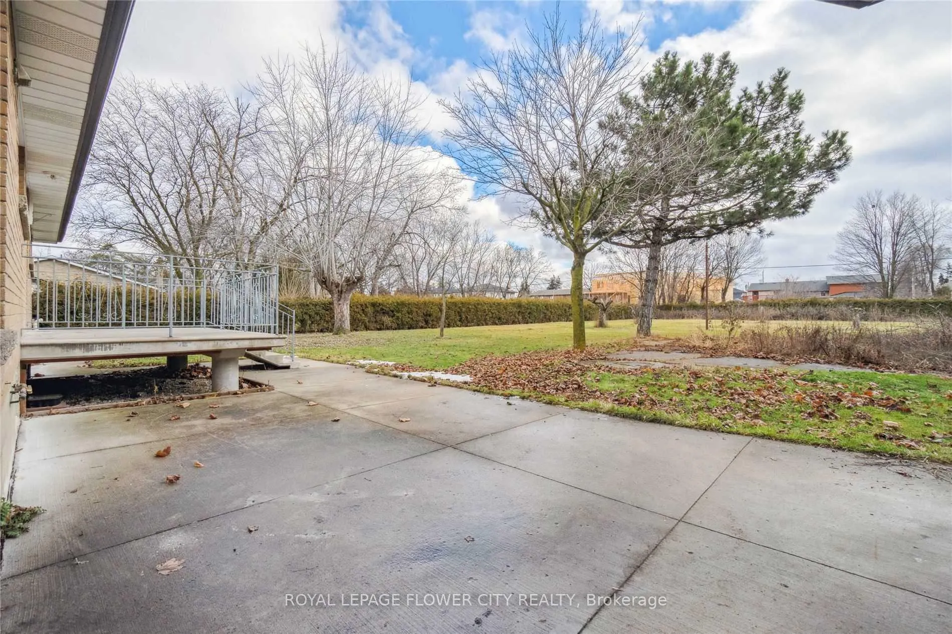 Photo 4 of 51 Hillside Avenue, Vaughan, Concord — HOMEH