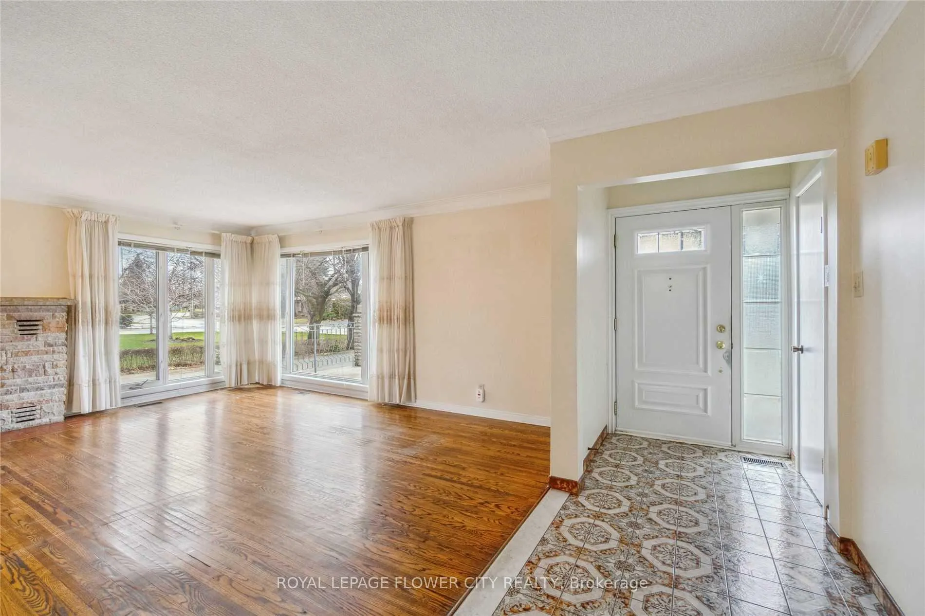 Photo 5 of 51 Hillside Avenue, Vaughan, Concord — HOMEH