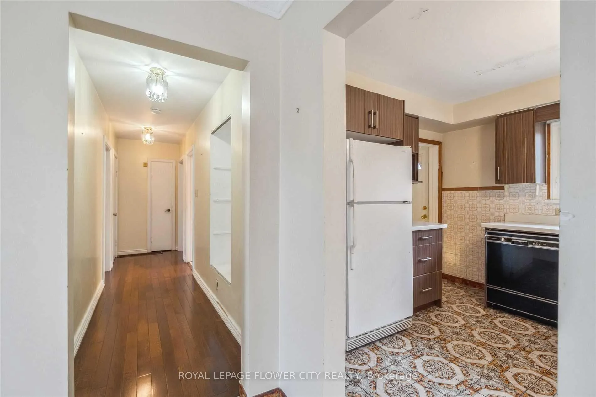 Photo 8 of 51 Hillside Avenue, Vaughan, Concord — HOMEH