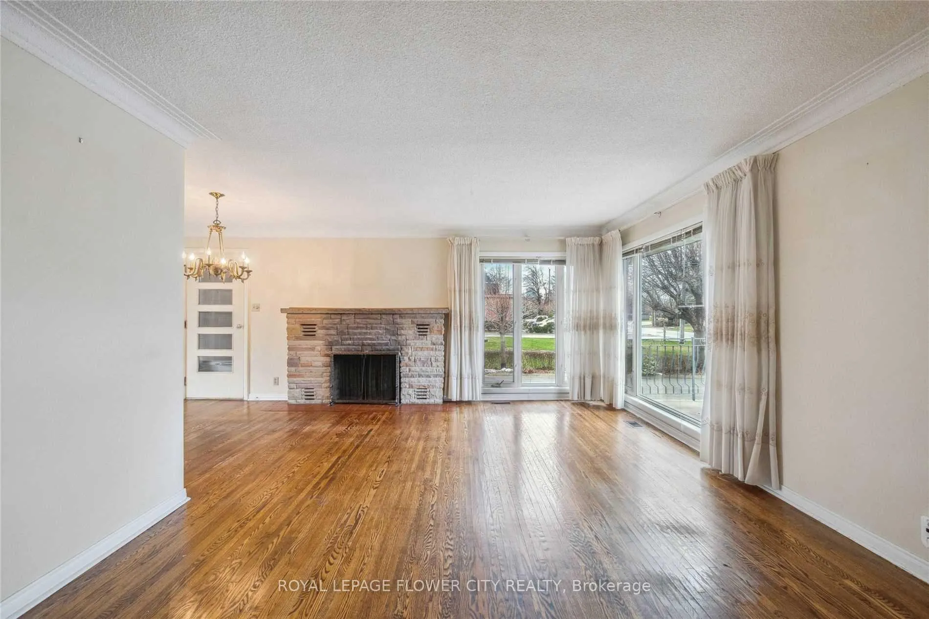 Photo 9 of 51 Hillside Avenue, Vaughan, Concord — HOMEH