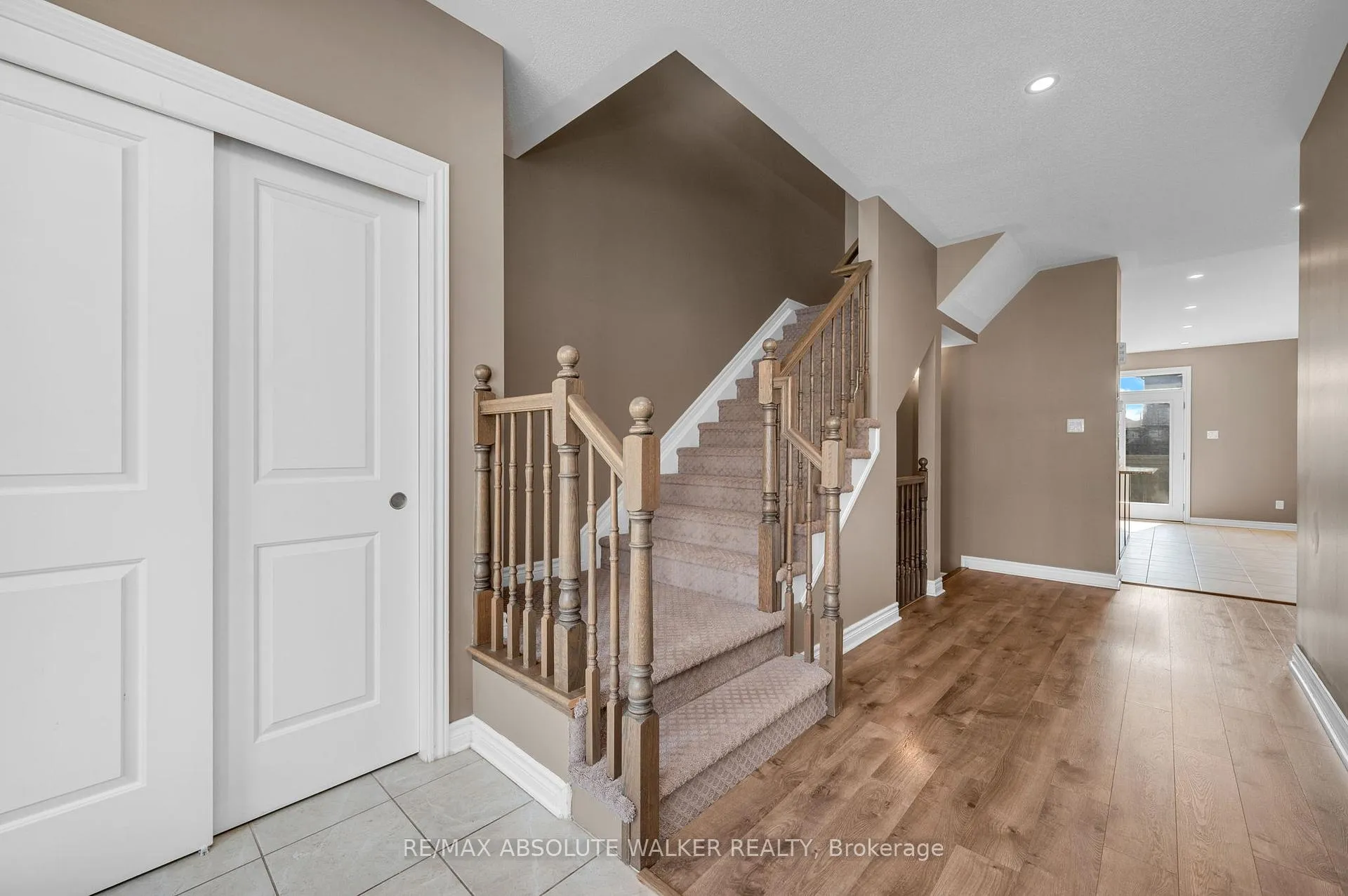 Photo 4 of 213 Esturgeon Street, Ottawa, Avalon West — HOMEH