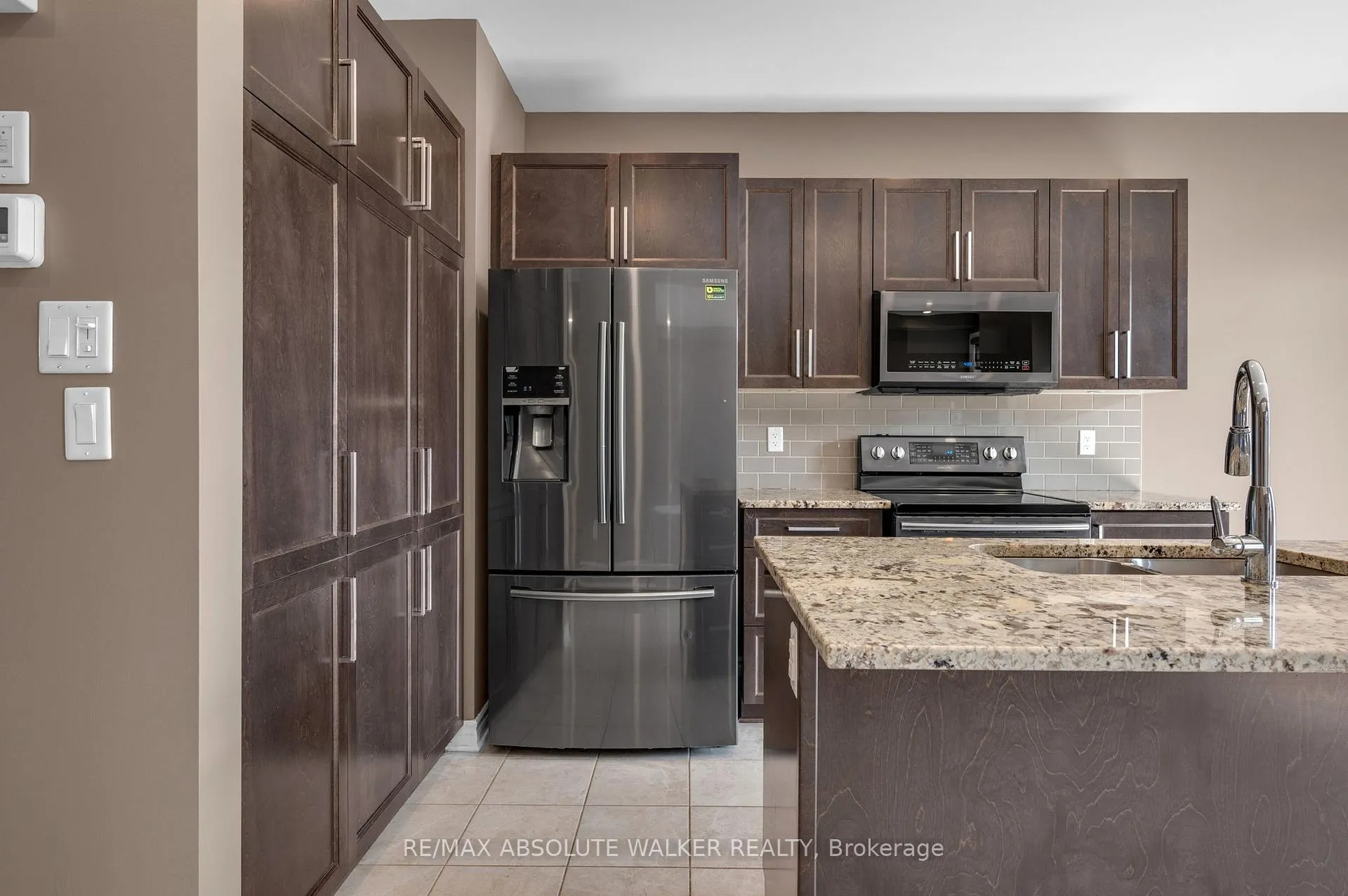 Photo 8 of 213 Esturgeon Street, Ottawa, Avalon West — HOMEH